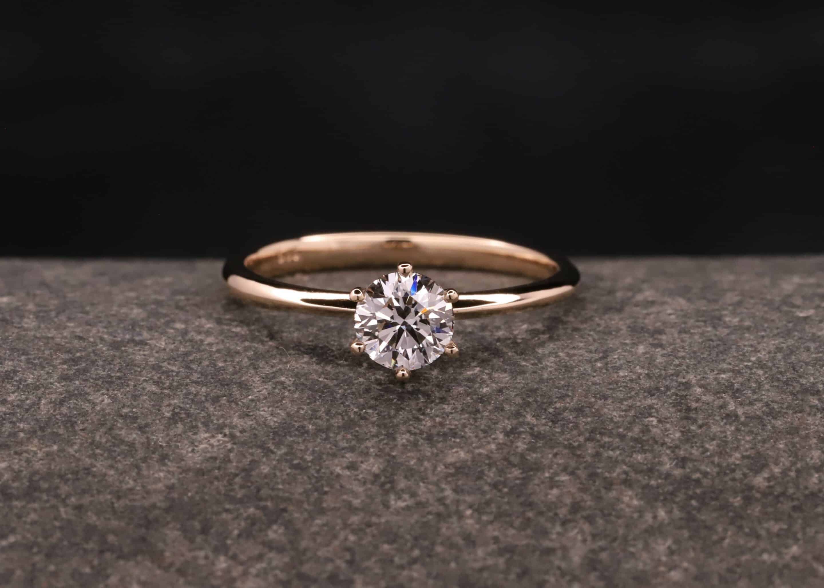 solitaerring - verlobungsring in rosegold mit 0,5ct synthetischen diamanten mit brillantachliff aus dem schmuckgarten in stolberg bei aachen
