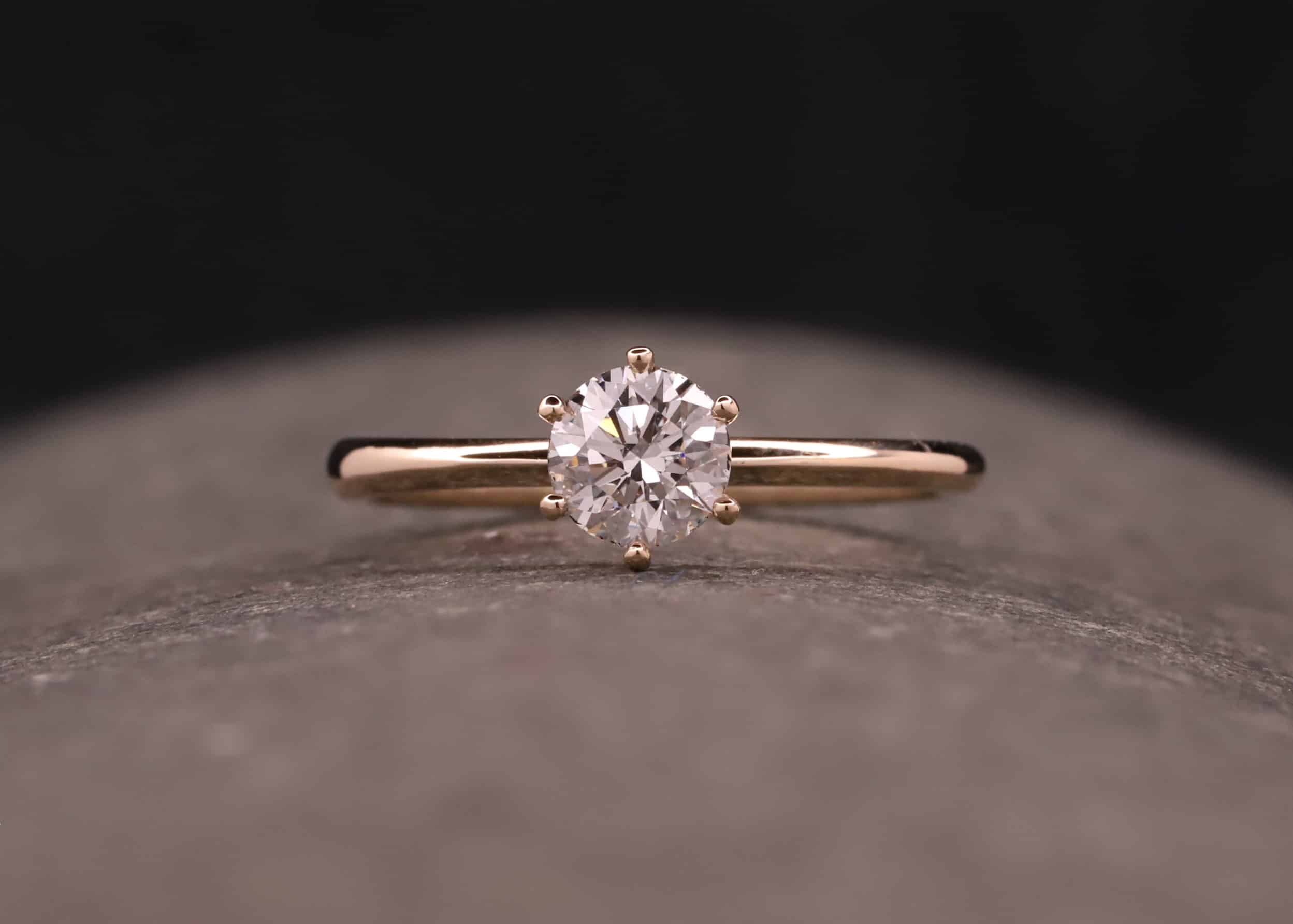 solitaerring - verlobungsring in rosegold mit 0,5ct synthetischen diamanten mit brillantachliff aus dem schmuckgarten in stolberg bei aachen