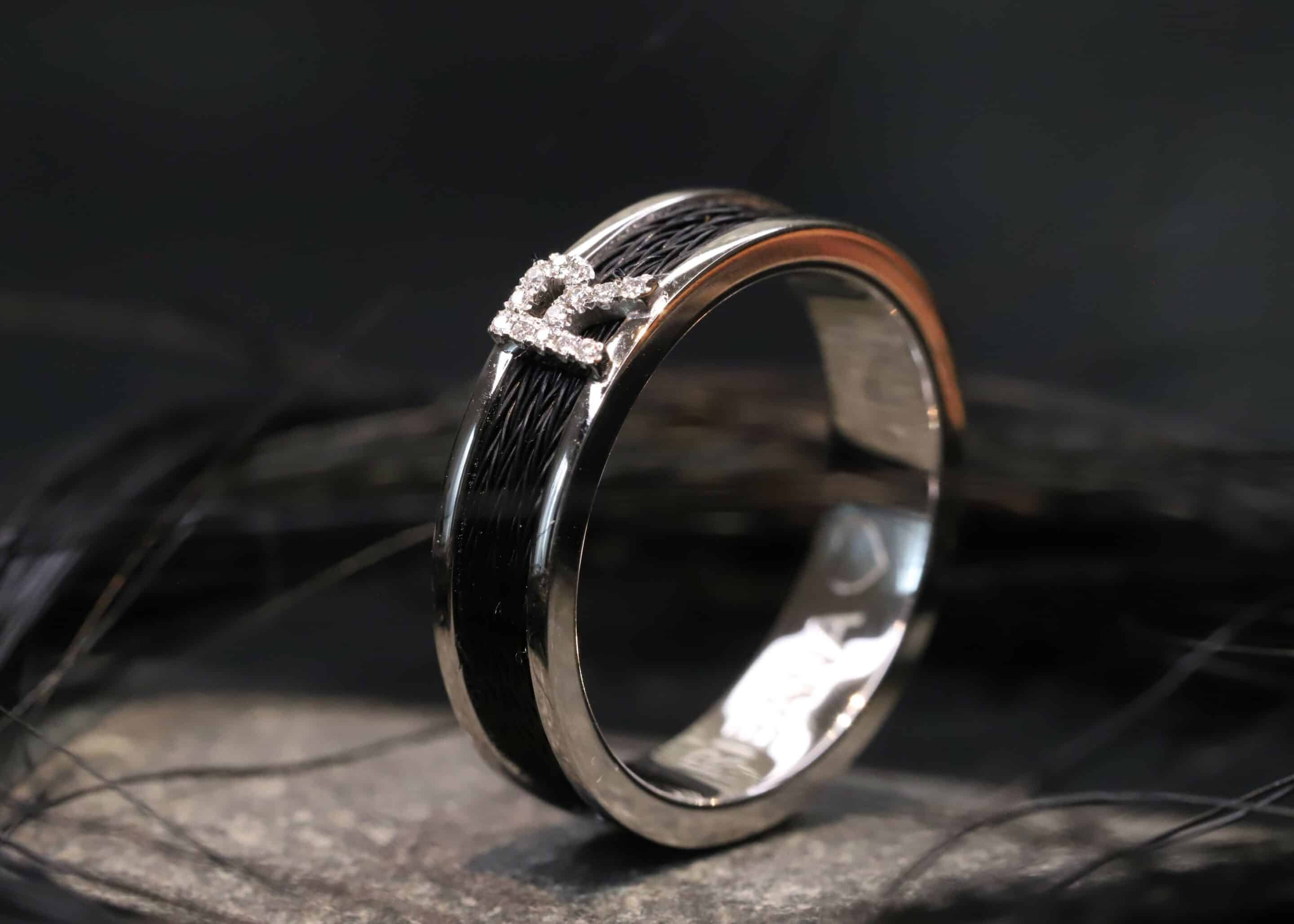 585 grau gold ring mit pferdehaar und wunschbuchstaben mit brillanten ausgefasst schmuckgarten stolberg