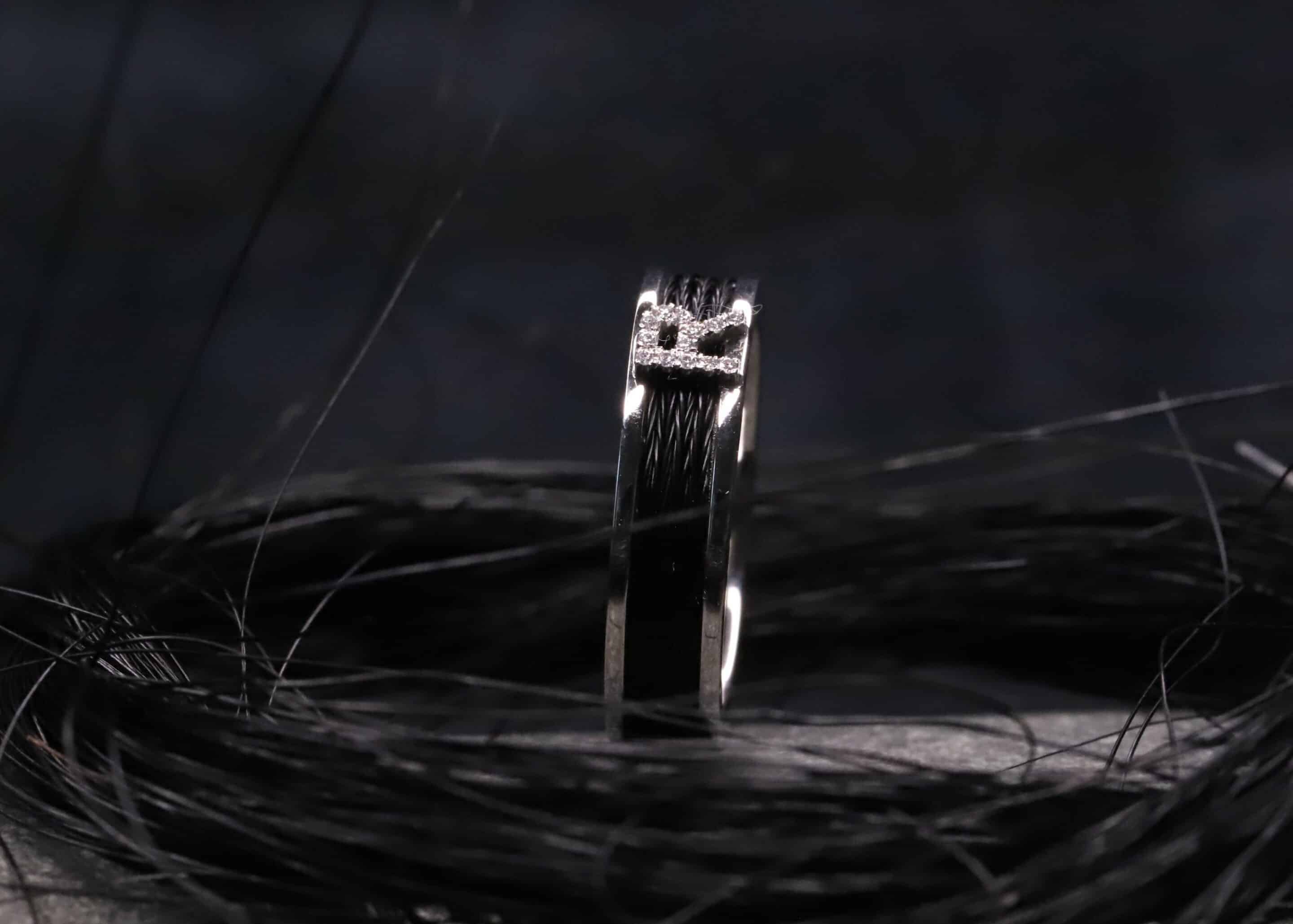 585 grau gold ring mit pferdehaar und wunschbuchstaben mit brillanten ausgefasst schmuckgarten stolberg