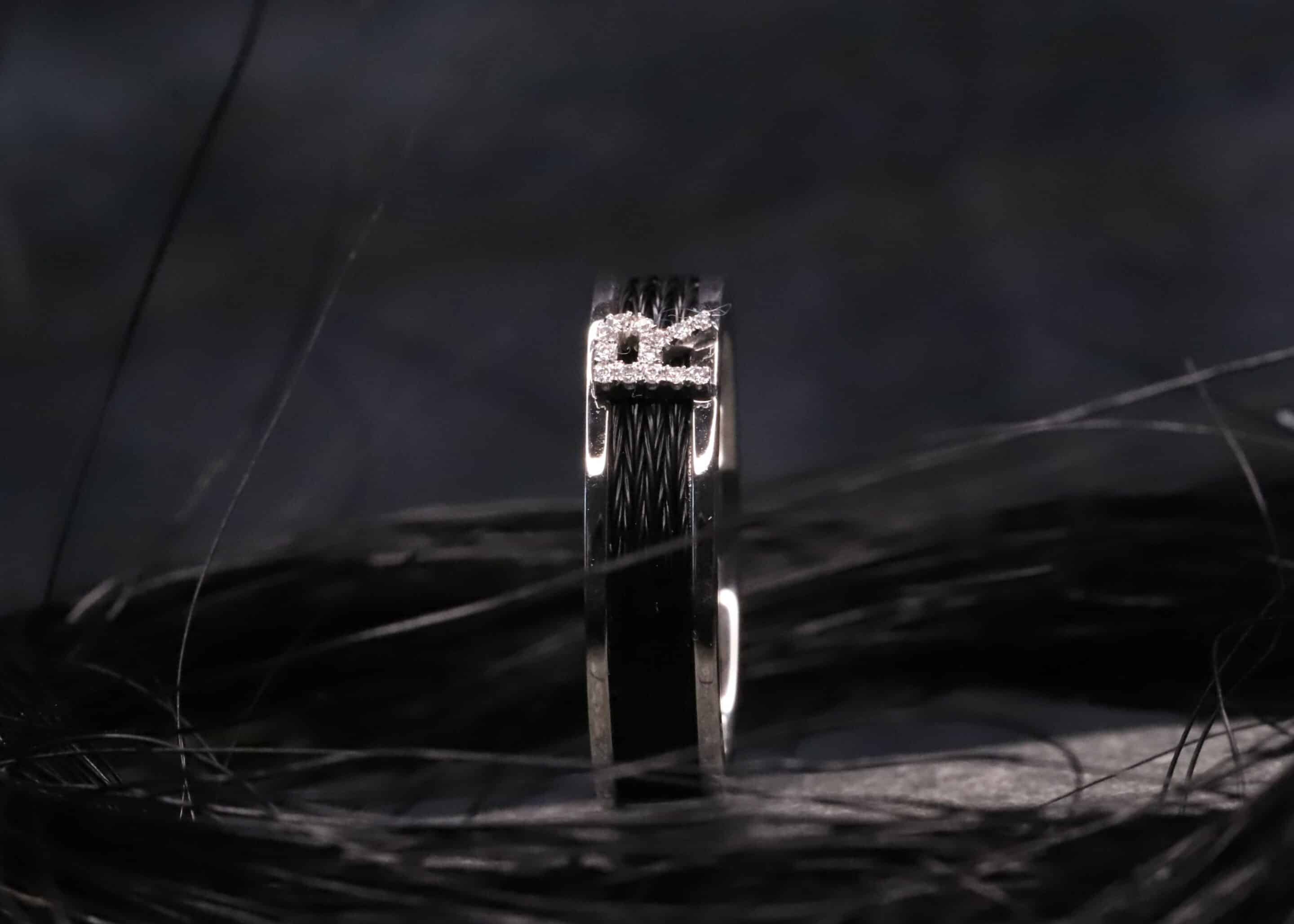 585 grau gold ring mit pferdehaar und wunschbuchstaben mit brillanten ausgefasst schmuckgarten stolberg