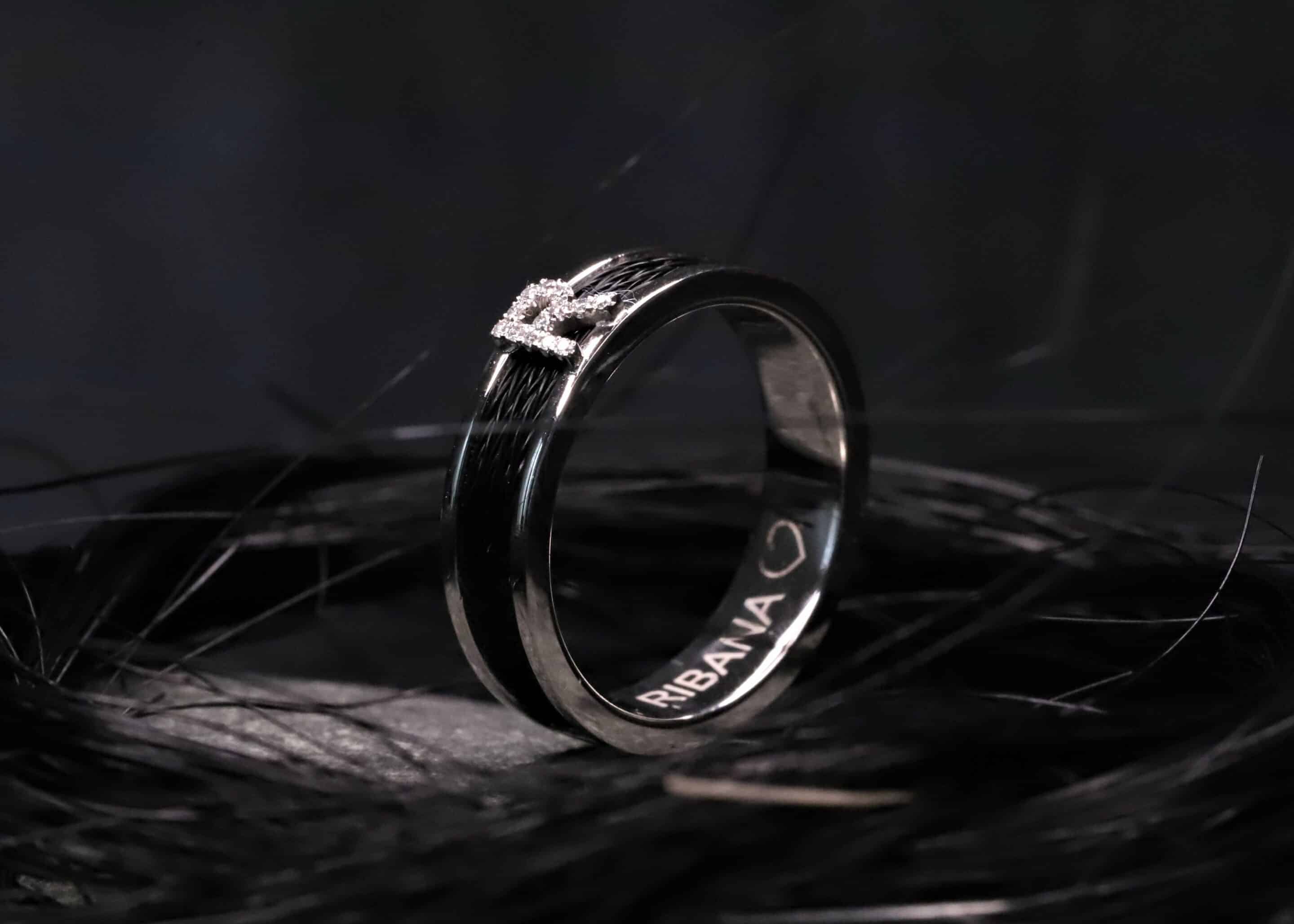 585 grau gold ring mit pferdehaar und wunschbuchstaben mit brillanten ausgefasst schmuckgarten stolberg