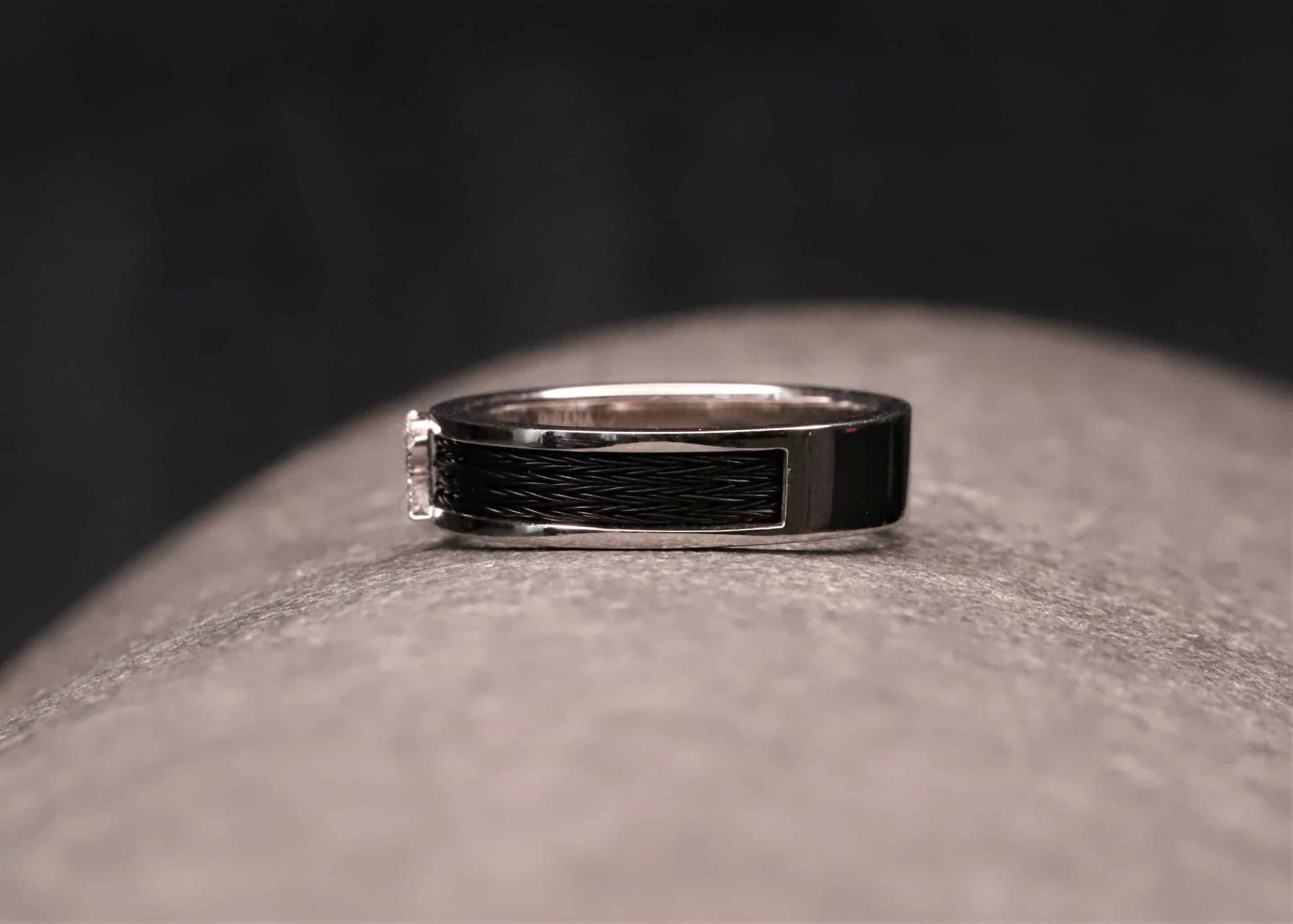 585 grau gold ring mit pferdehaar und wunschbuchstaben mit brillanten ausgefasst schmuckgarten stolberg