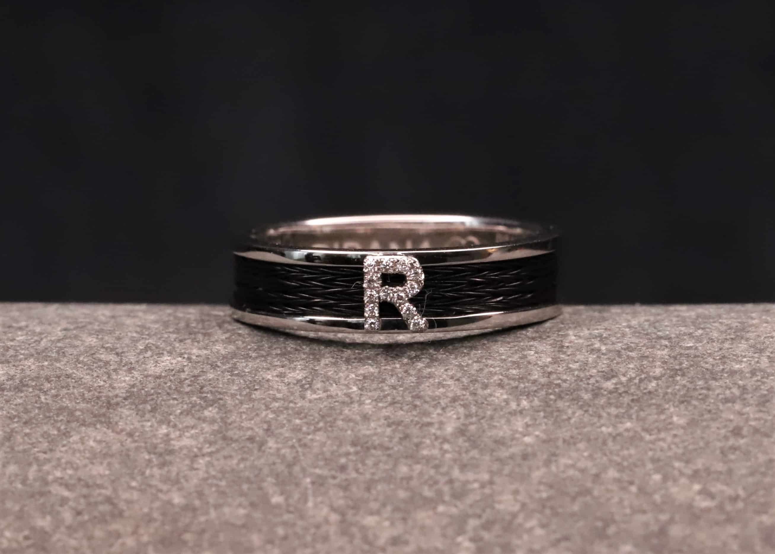 585 grau gold ring mit pferdehaar und wunschbuchstaben mit brillanten ausgefasst schmuckgarten stolberg