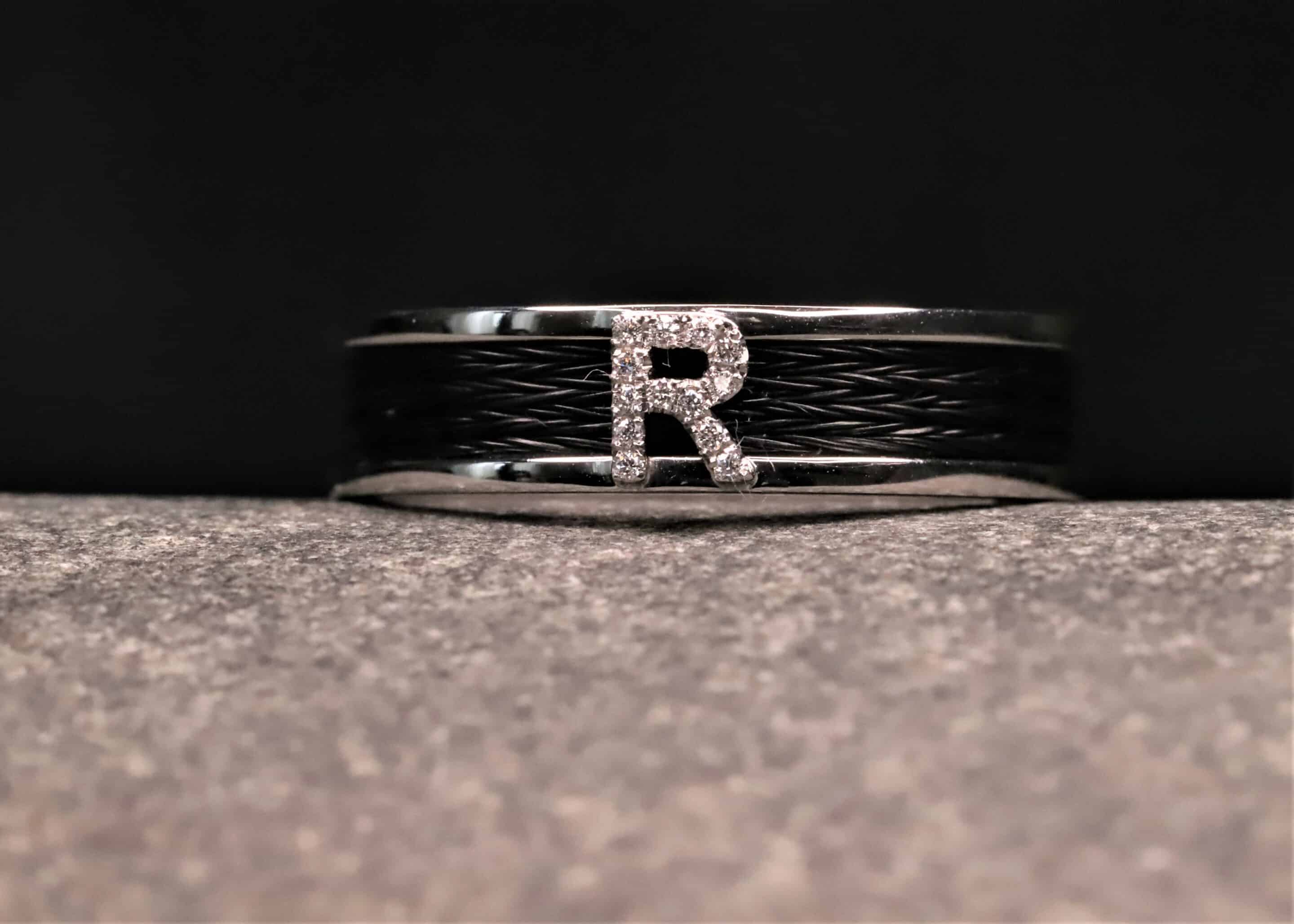 585 grau gold ring mit pferdehaar und wunschbuchstaben mit brillanten ausgefasst schmuckgarten stolberg