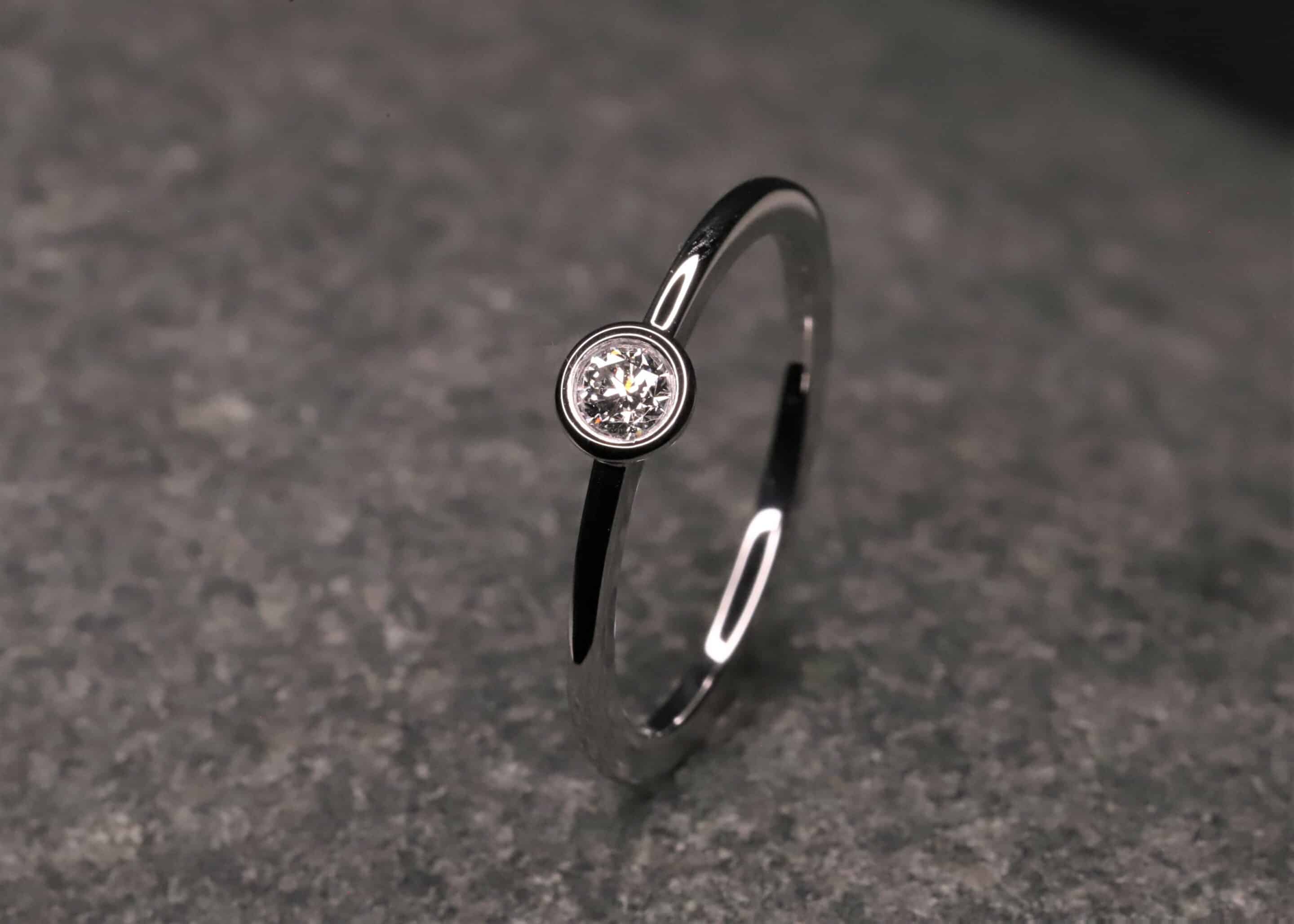 weiss gold verlobung ring mit 0,17ct synthetischem diamanten in brillantschliff angefertigt im schmuckgarten in stolberg bei aachen
