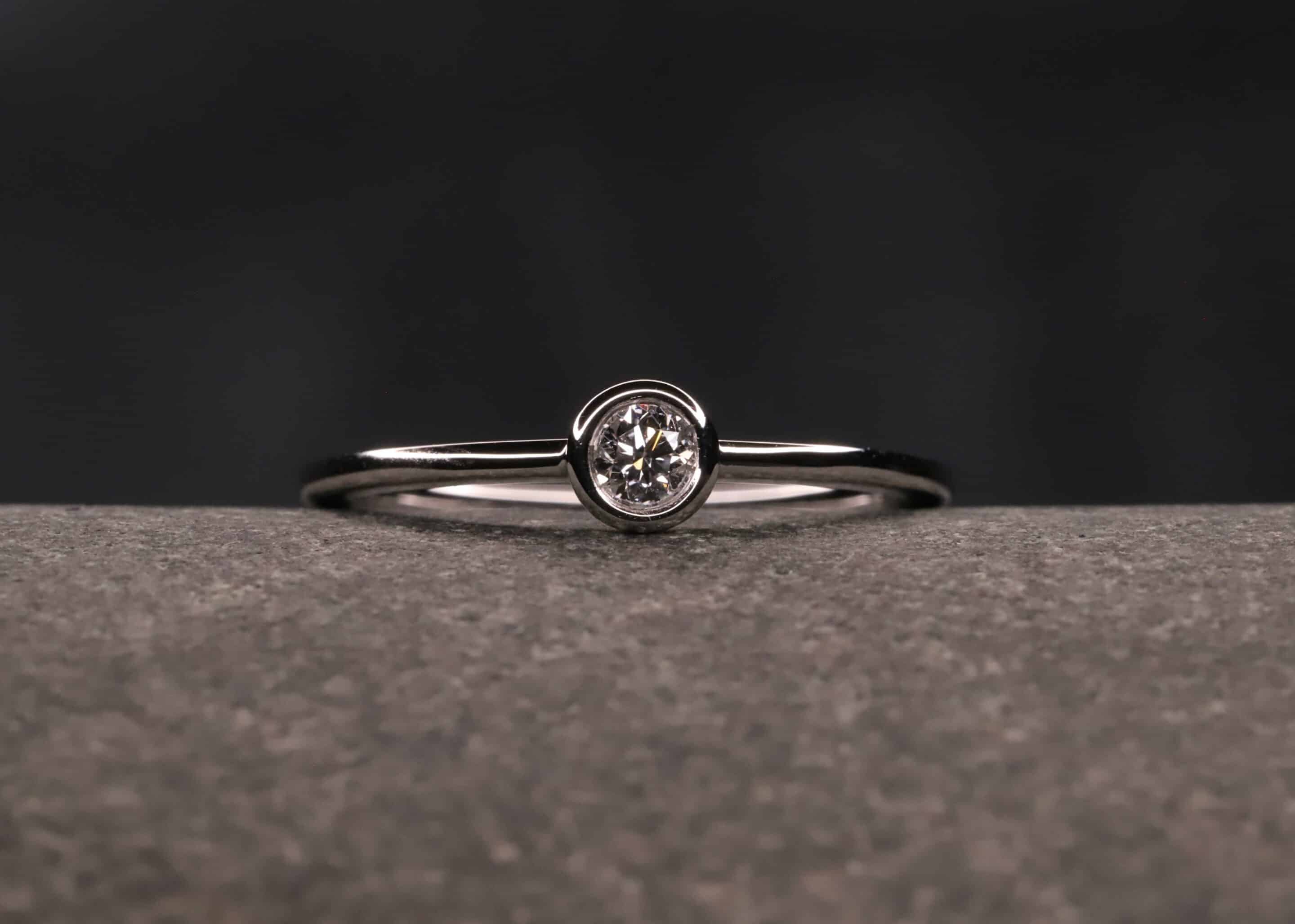 weiss gold verlobung ring mit 0,17ct synthetischem diamanten in brillantschliff angefertigt im schmuckgarten in stolberg bei aachen