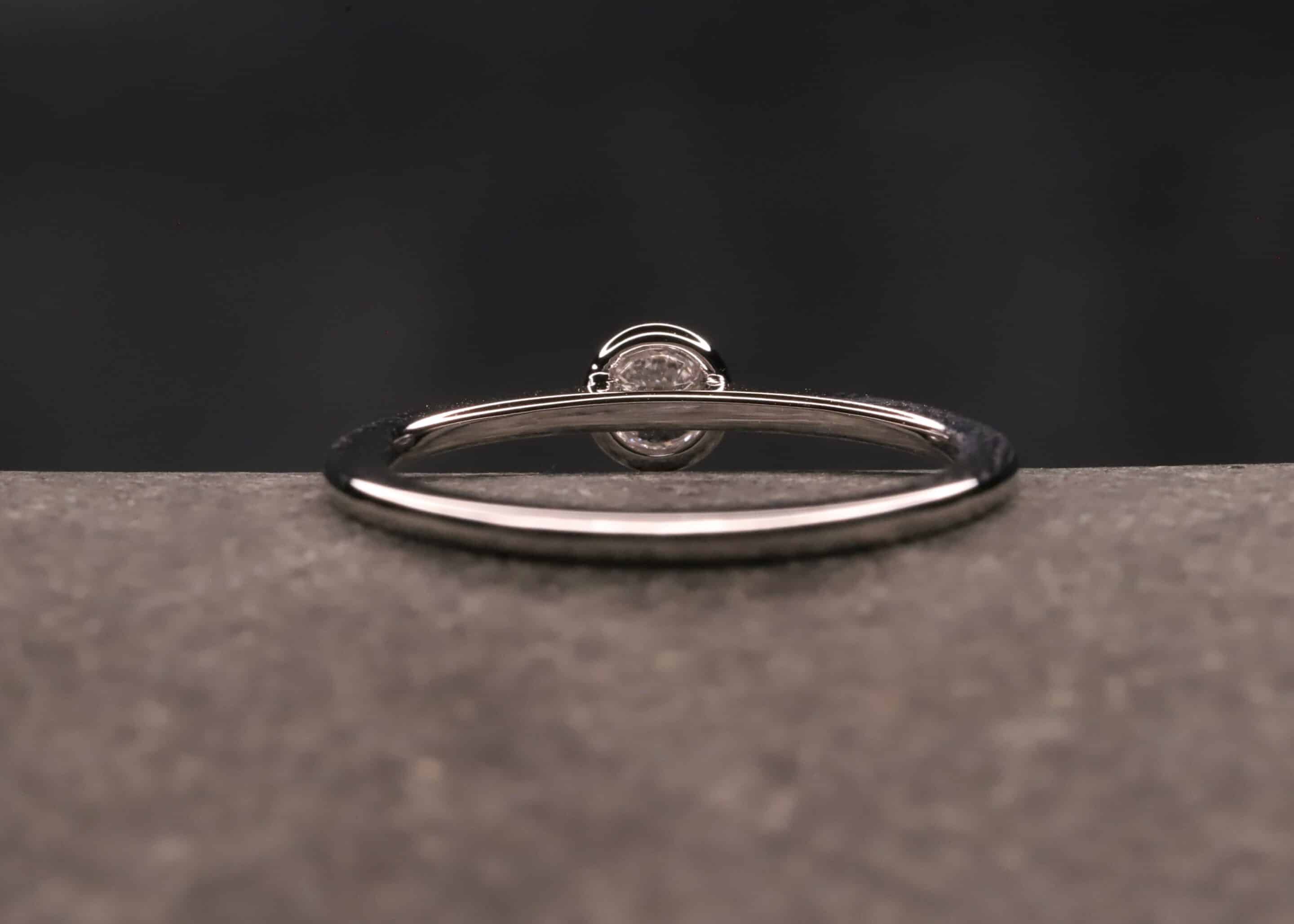 weiss gold verlobung ring mit 0,17ct synthetischem diamanten in brillantschliff angefertigt im schmuckgarten in stolberg bei aachen