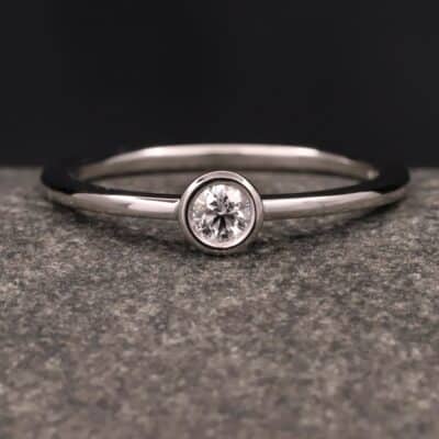 weiss gold verlobung ring mit 0,17ct synthetischem diamanten in brillantschliff angefertigt im schmuckgarten in stolberg bei aachen