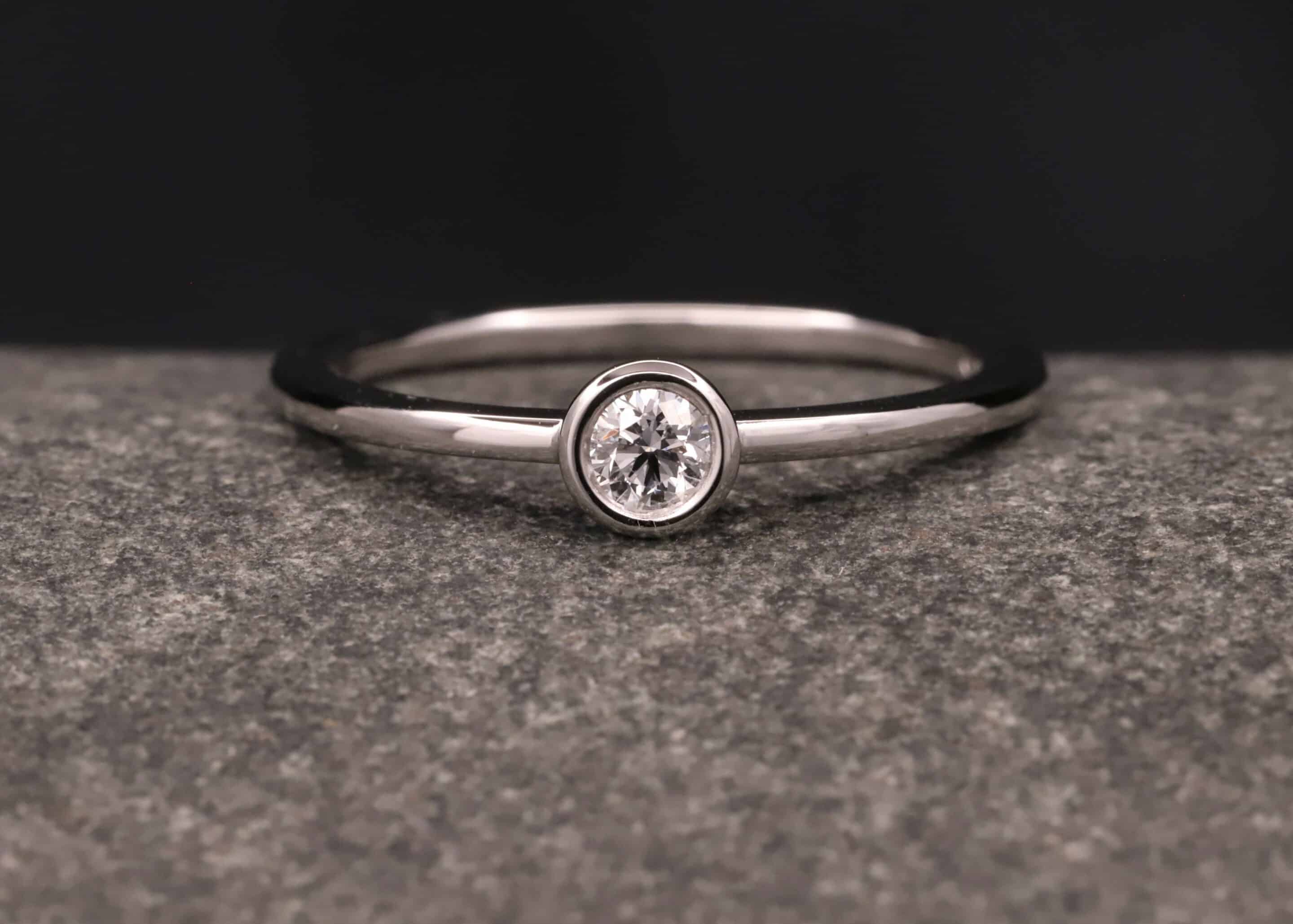 weiss gold verlobung ring mit 0,17ct synthetischem diamanten in brillantschliff angefertigt im schmuckgarten in stolberg bei aachen