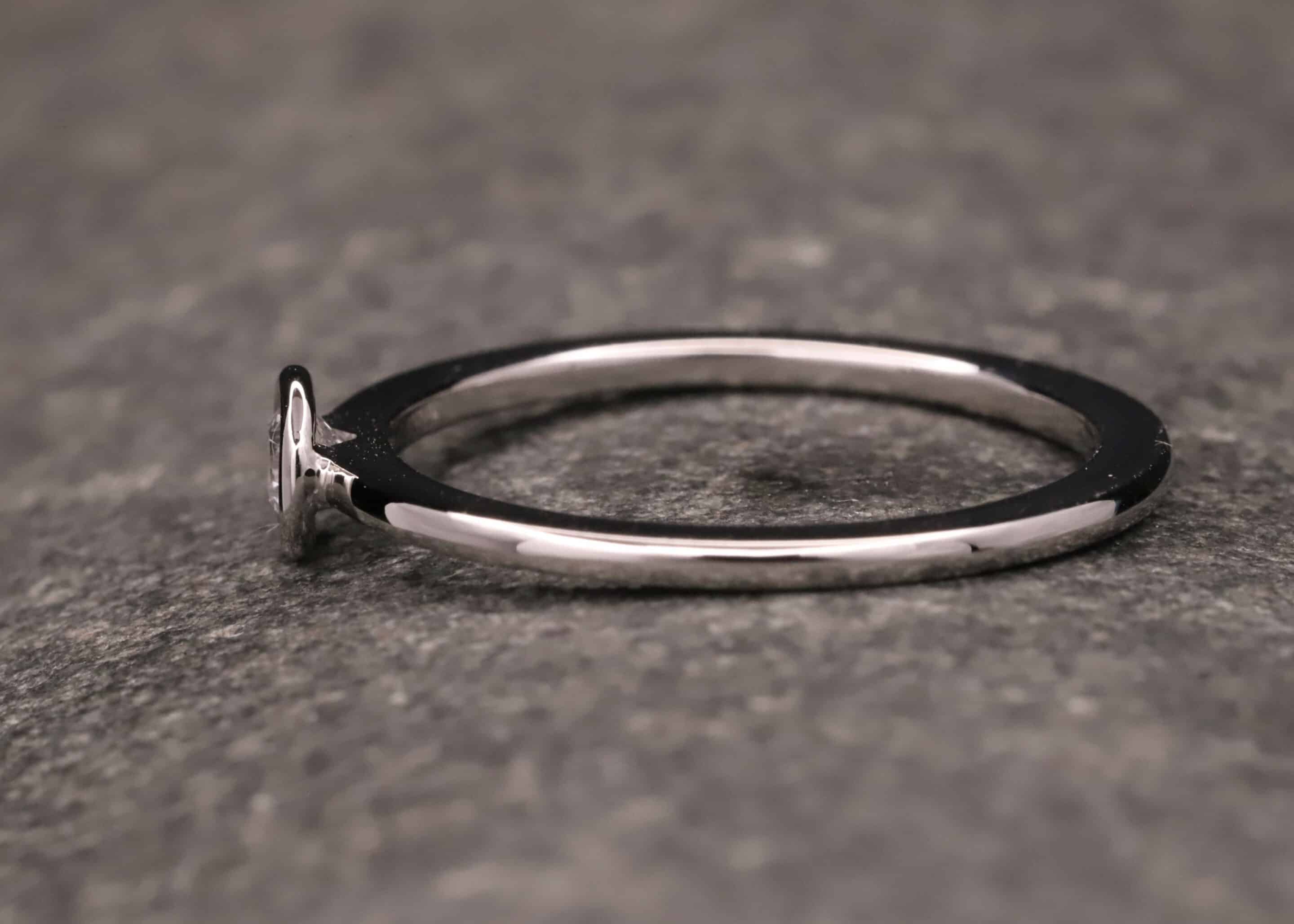 weiss gold verlobung ring mit 0,17ct synthetischem diamanten in brillantschliff angefertigt im schmuckgarten in stolberg bei aachen