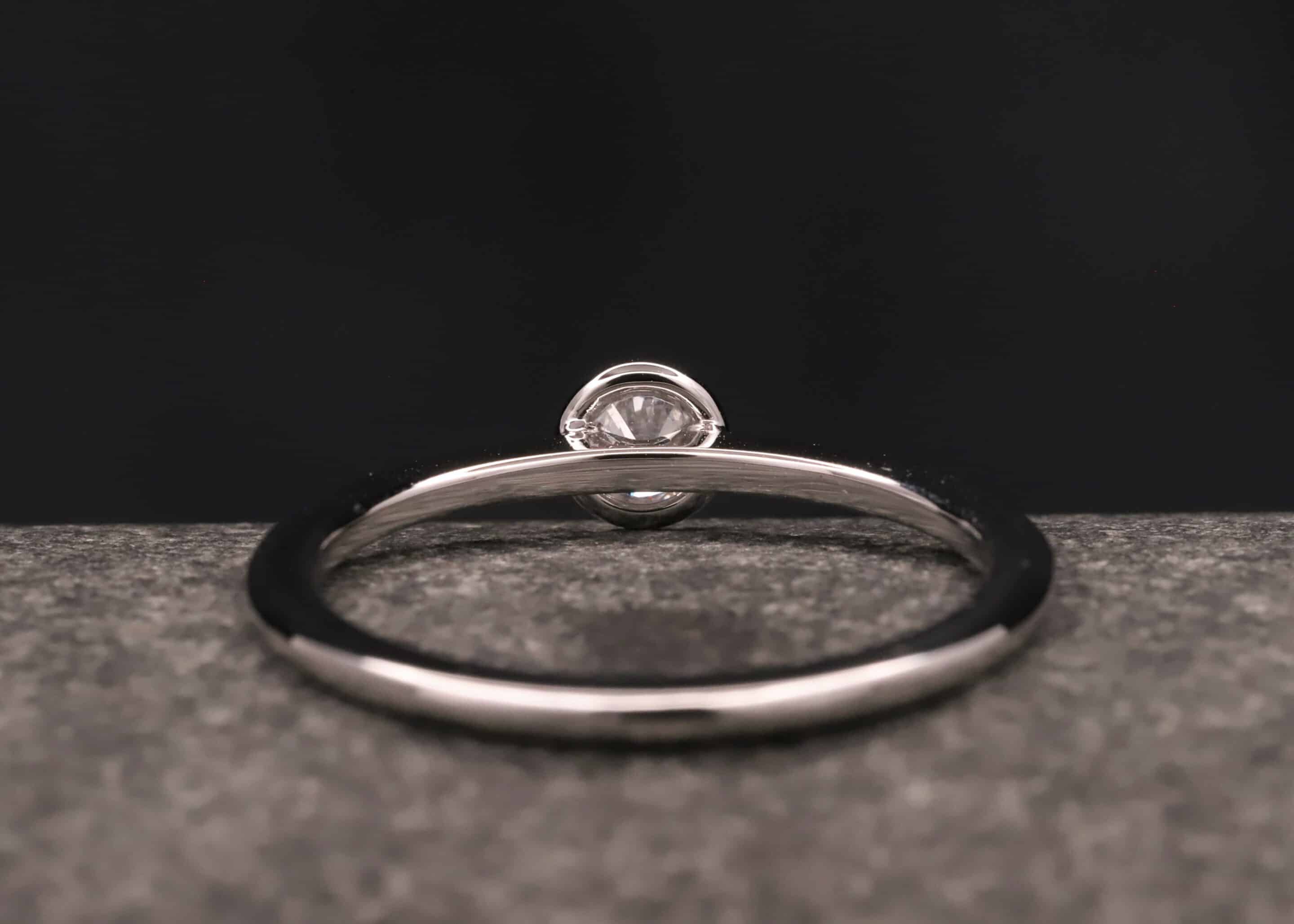 weiss gold verlobung ring mit 0,17ct synthetischem diamanten in brillantschliff angefertigt im schmuckgarten in stolberg bei aachen