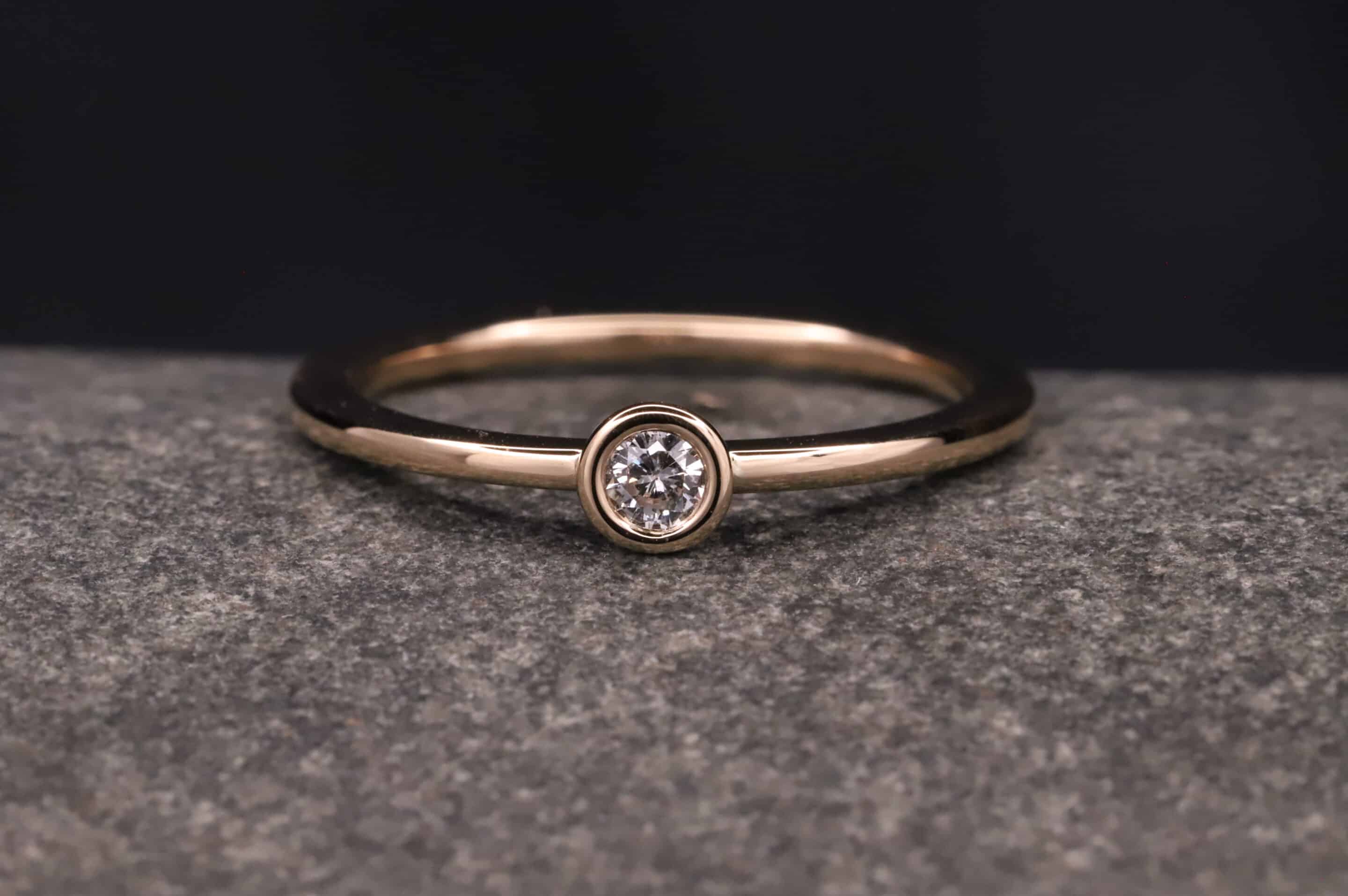 rose gold ring mit 0,18ct synthetischem diamanten in brillantschliff hergestellt im schmuckgarten