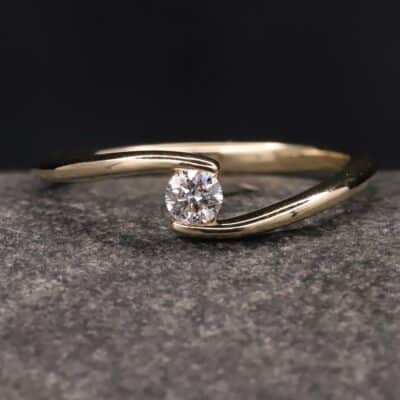 Verlobungsring 585er Gelbgold mit 0,17ct synthetischem Diamanten im Brillantschliff