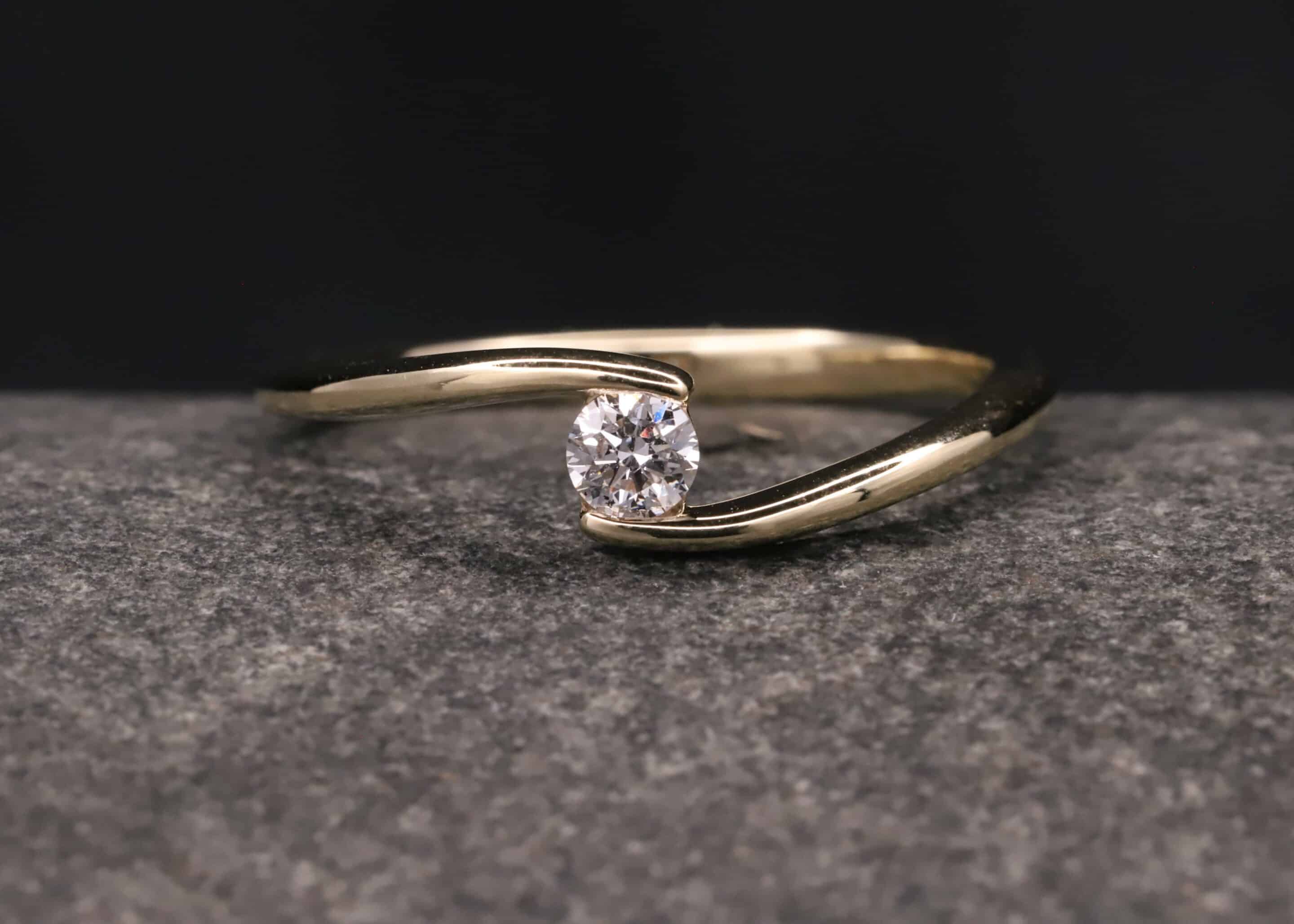 Verlobungsring 585er Gelbgold mit 0,17ct synthetischem Diamanten im Brillantschliff