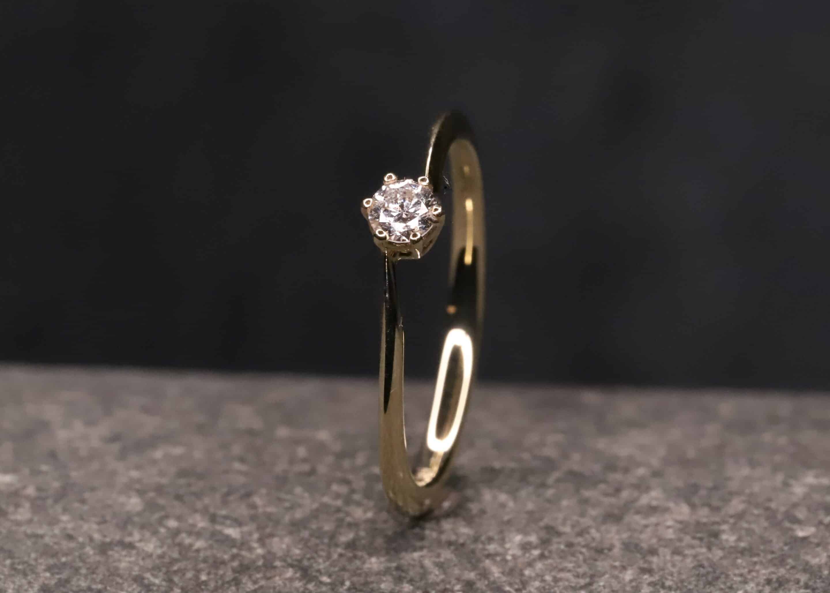 verlobungsring in 585 er gelb gold mit 0,18ct synthetischem diamanten in brillantschliff