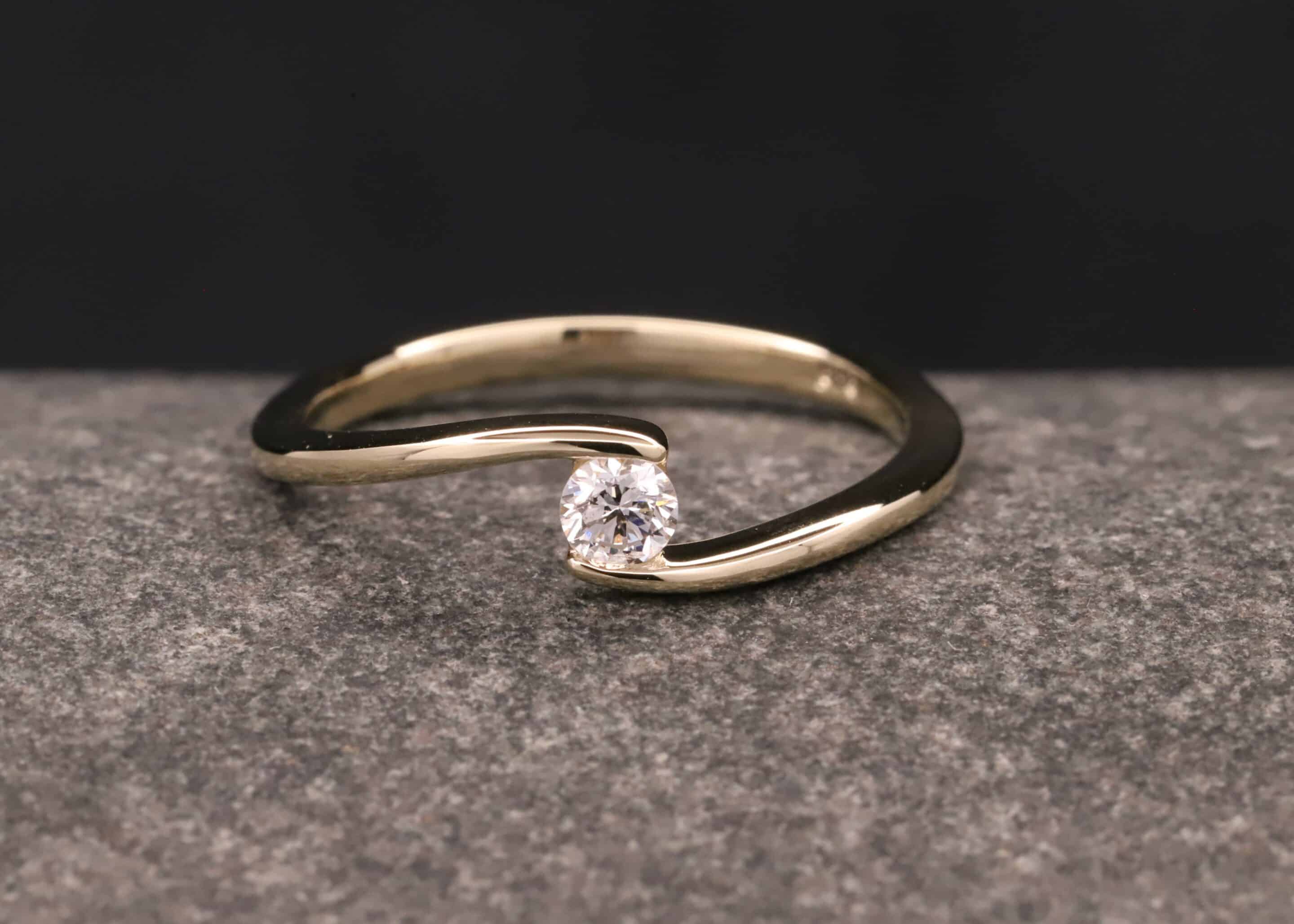 verlobung ring in 585 gelb gold mit 0,17ct synthetischem diamanten in brillantschliff
