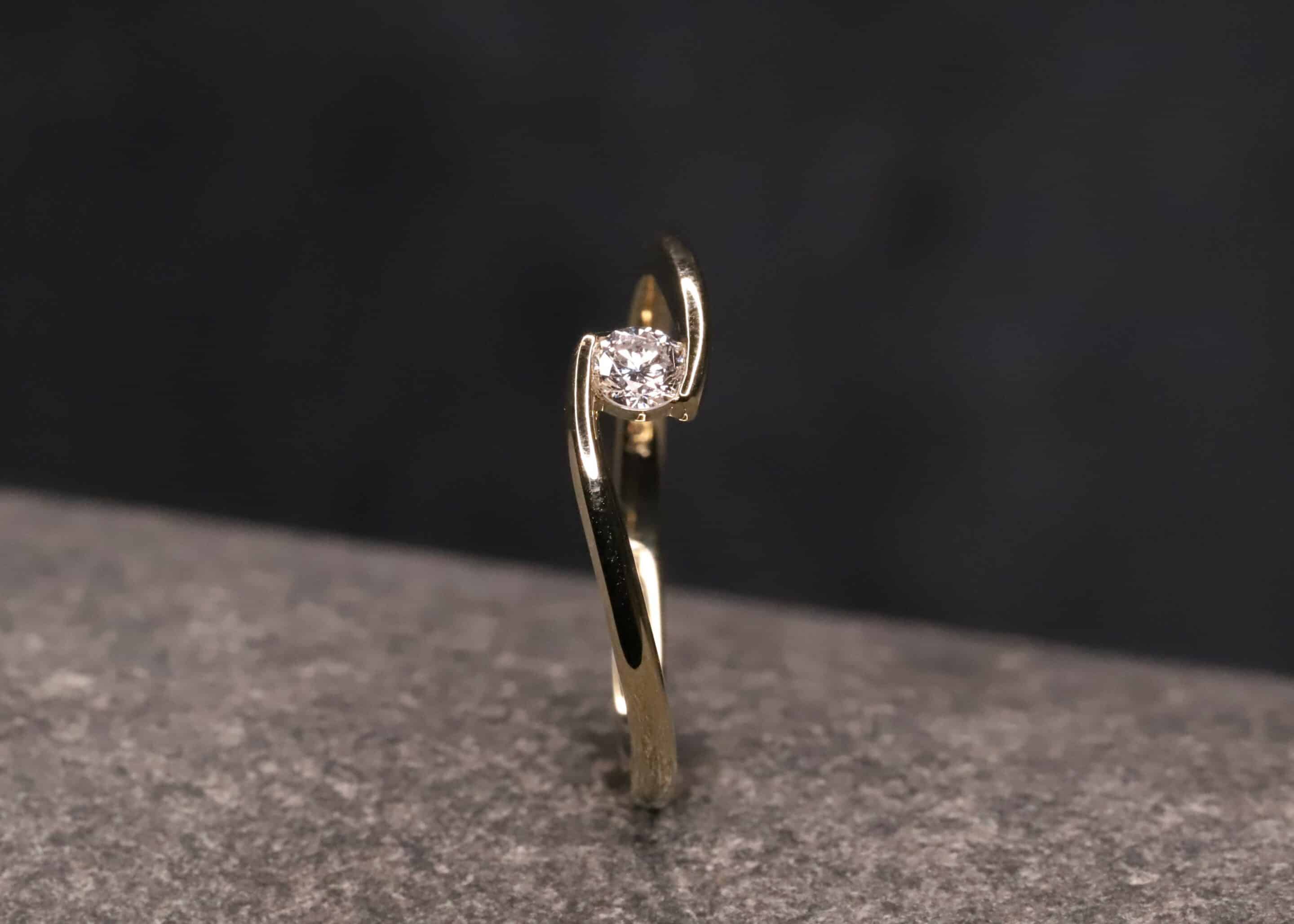 verlobung ring in 585 gelb gold mit 0,17ct synthetischem diamanten in brillantschliff