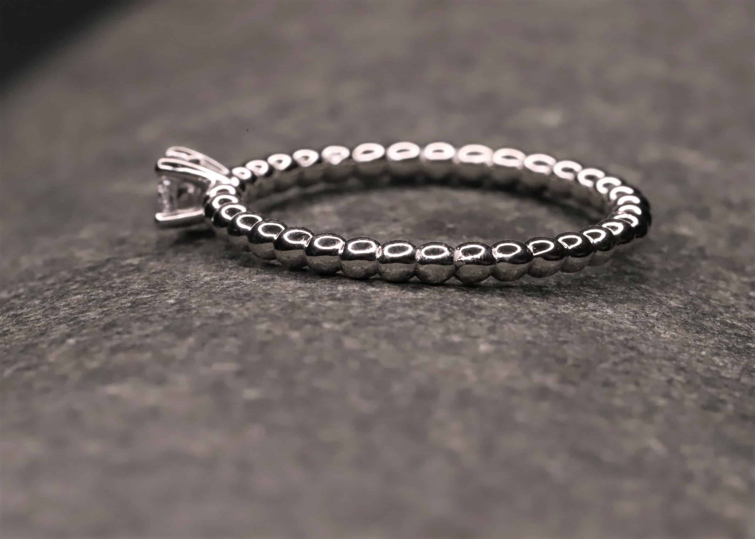 kugel ring mit 0,11ct synthetischem diamanten in brillantschliff verlobungsring angefertigt im schmuckgarten in stolberg bei aachen