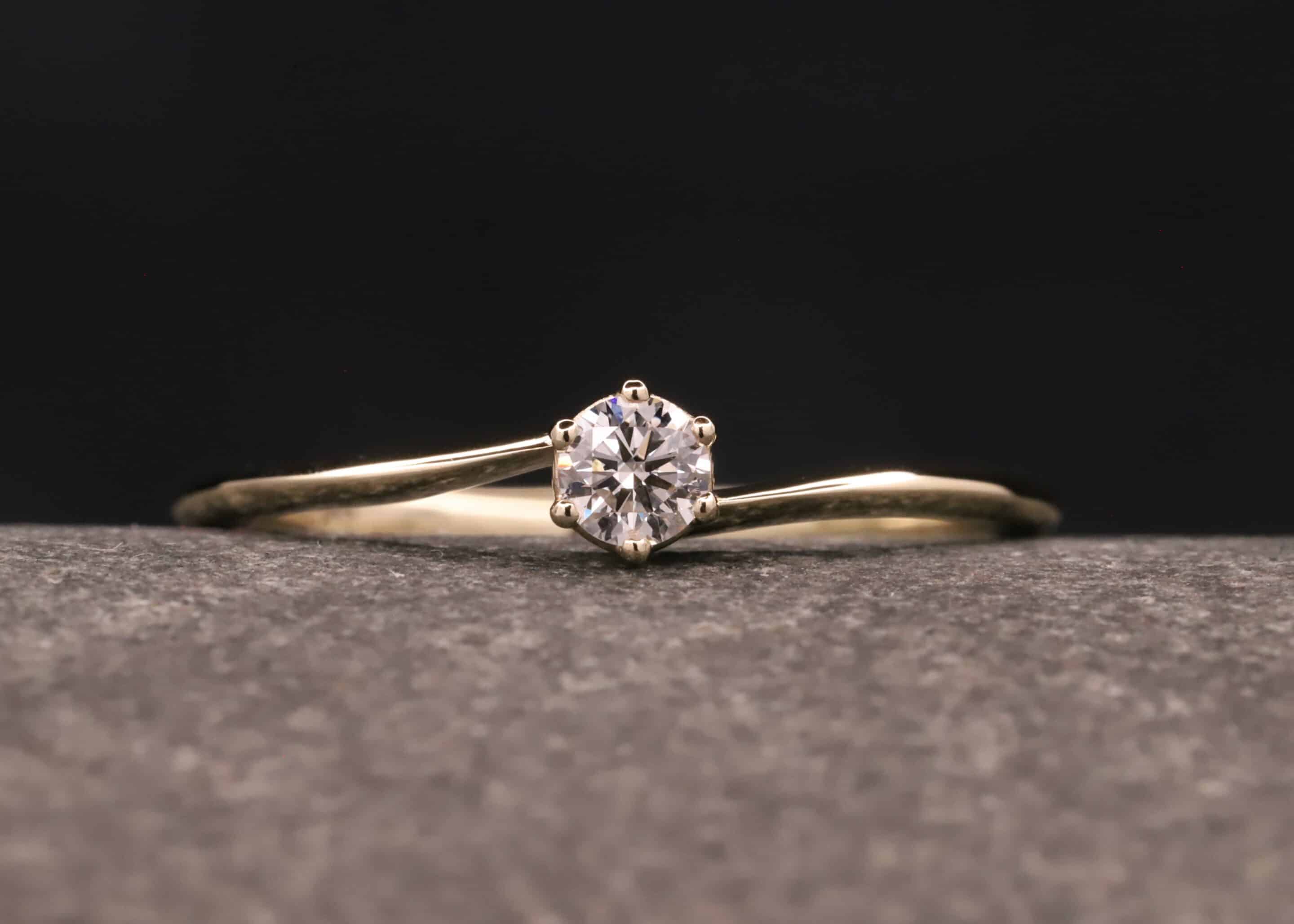 verlobungsring in 585 er gelb gold mit 0,18ct synthetischem diamanten in brillantschliff