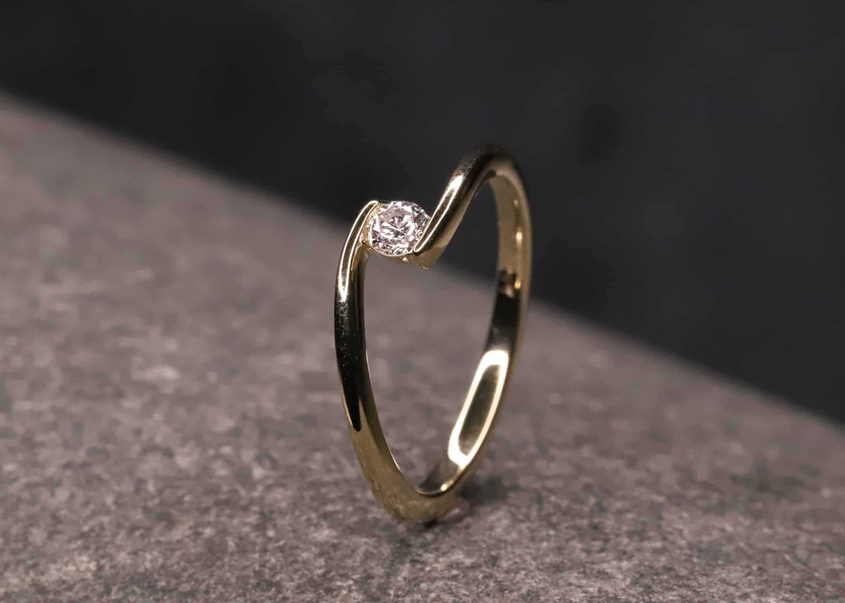 verlobung ring in 585 gelb gold mit 0,17ct synthetischem diamanten in brillantschliff