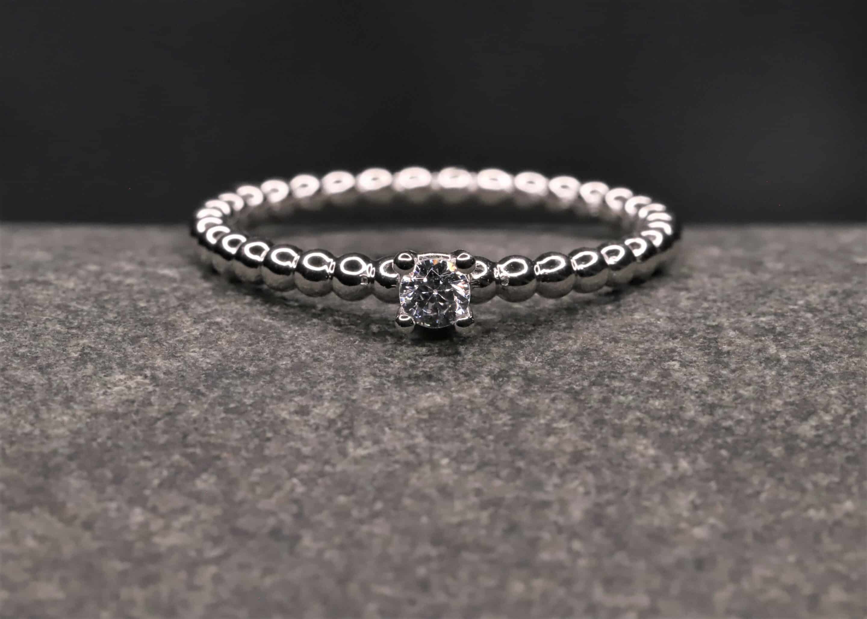 kugel ring mit 0,11ct synthetischem diamanten in brillantschliff verlobungsring angefertigt im schmuckgarten in stolberg bei aachen