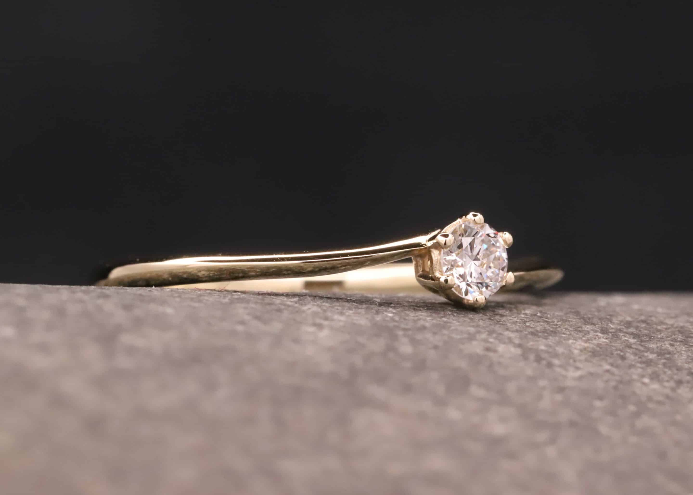 verlobungsring in 585 er gelb gold mit 0,18ct synthetischem diamanten in brillantschliff