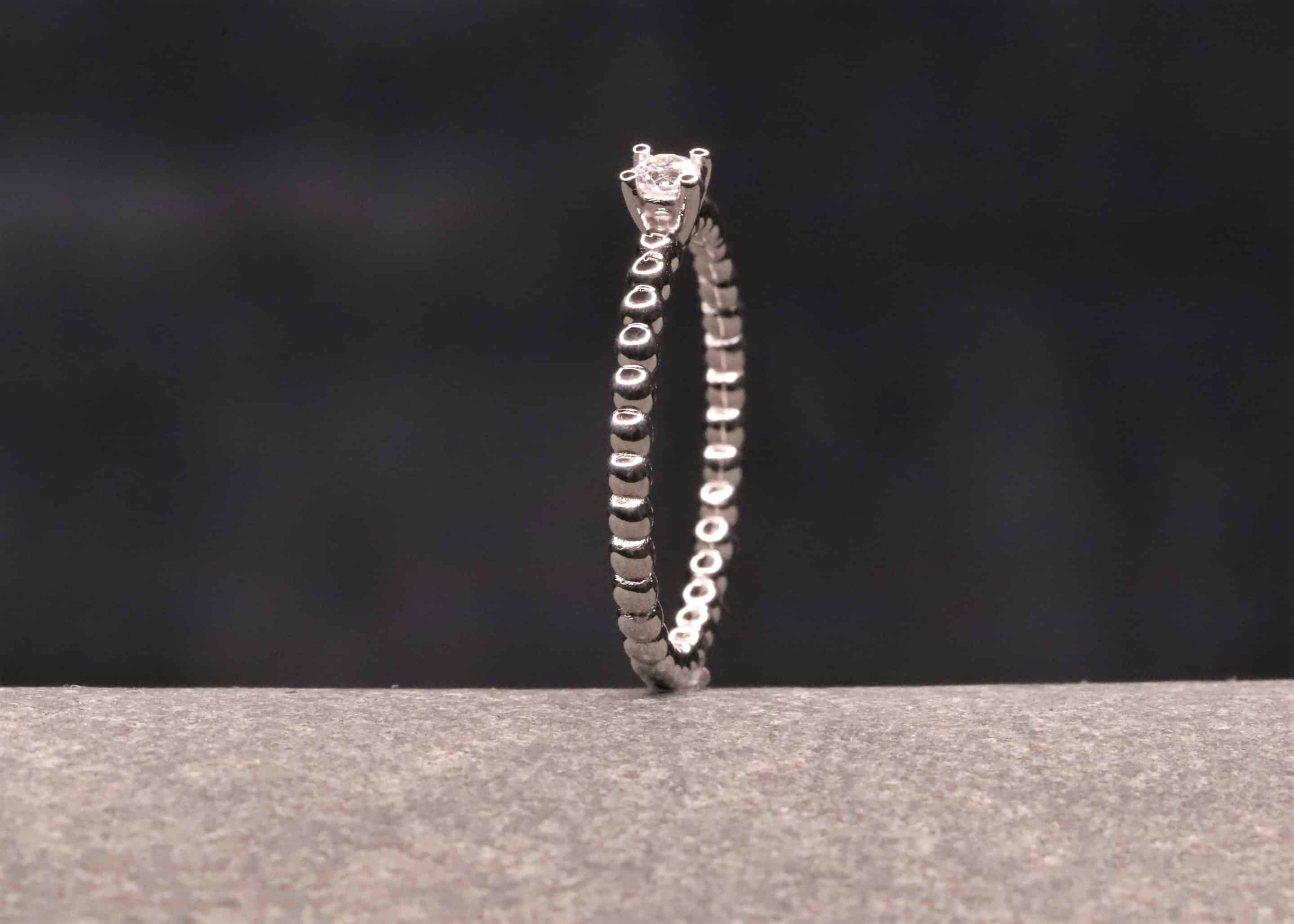 kugel ring mit 0,11ct synthetischem diamanten in brillantschliff verlobungsring angefertigt im schmuckgarten in stolberg bei aachen