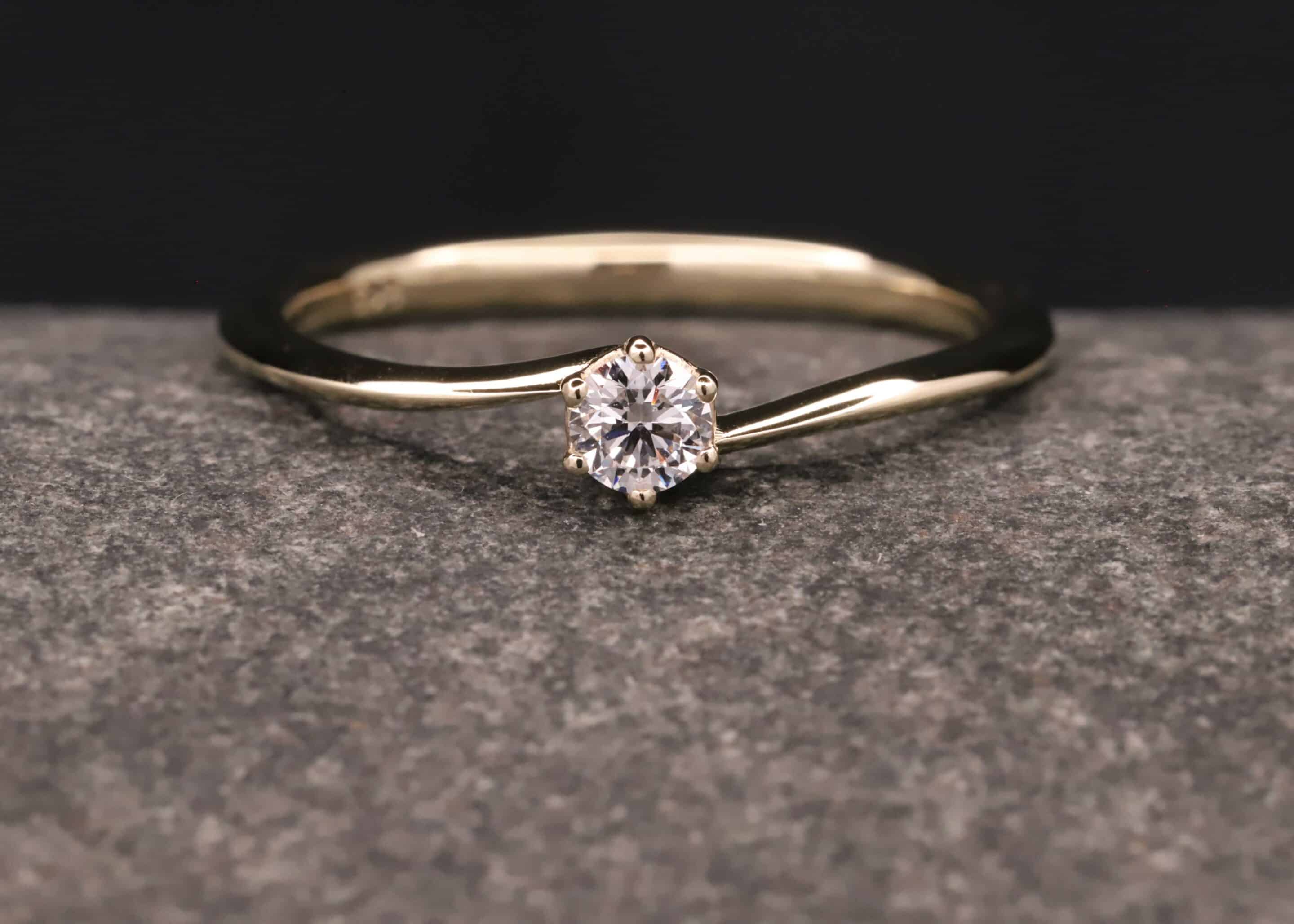 verlobungsring in 585 er gelb gold mit 0,18ct synthetischem diamanten in brillantschliff
