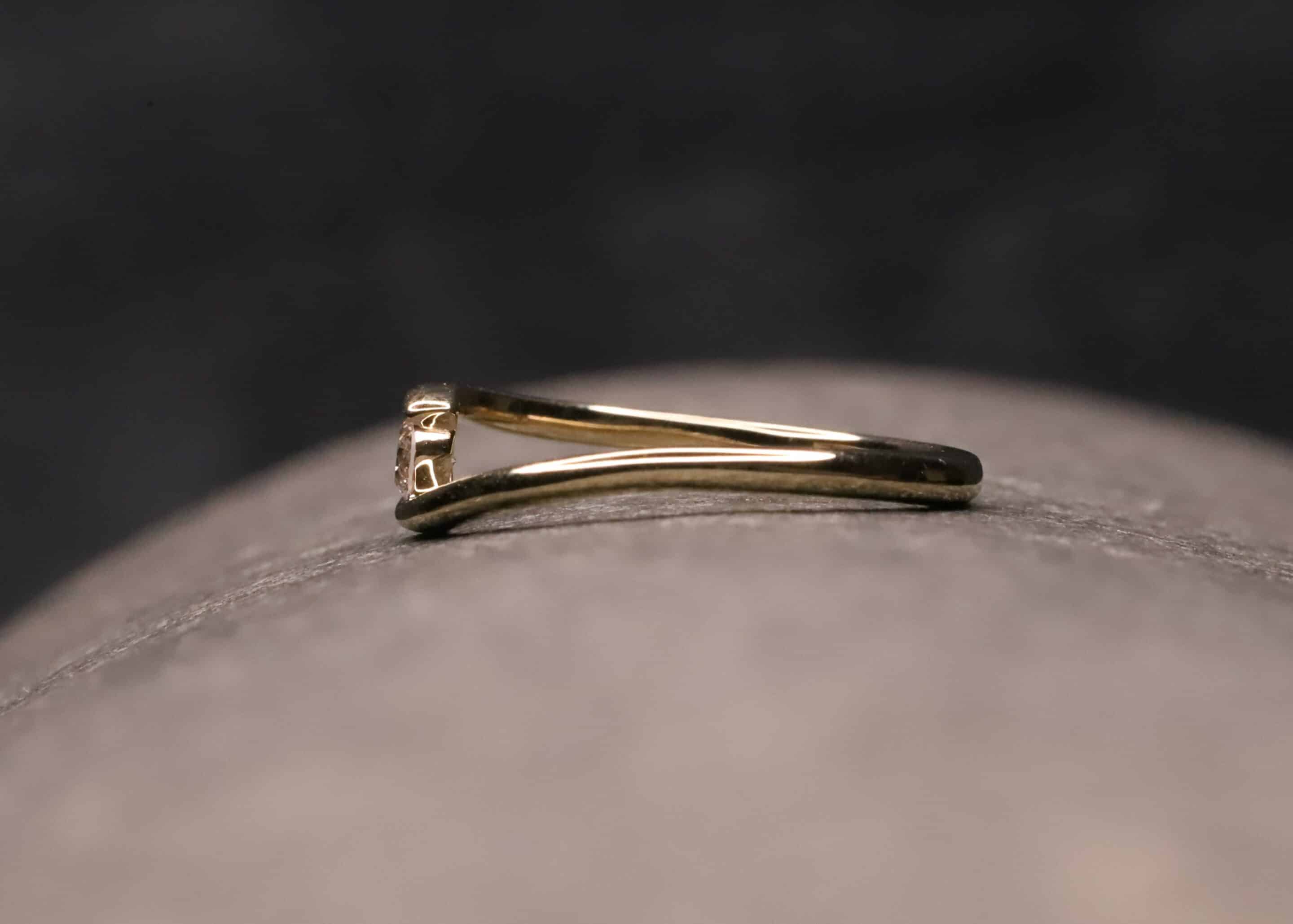 verlobung ring in 585 gelb gold mit 0,17ct synthetischem diamanten in brillantschliff