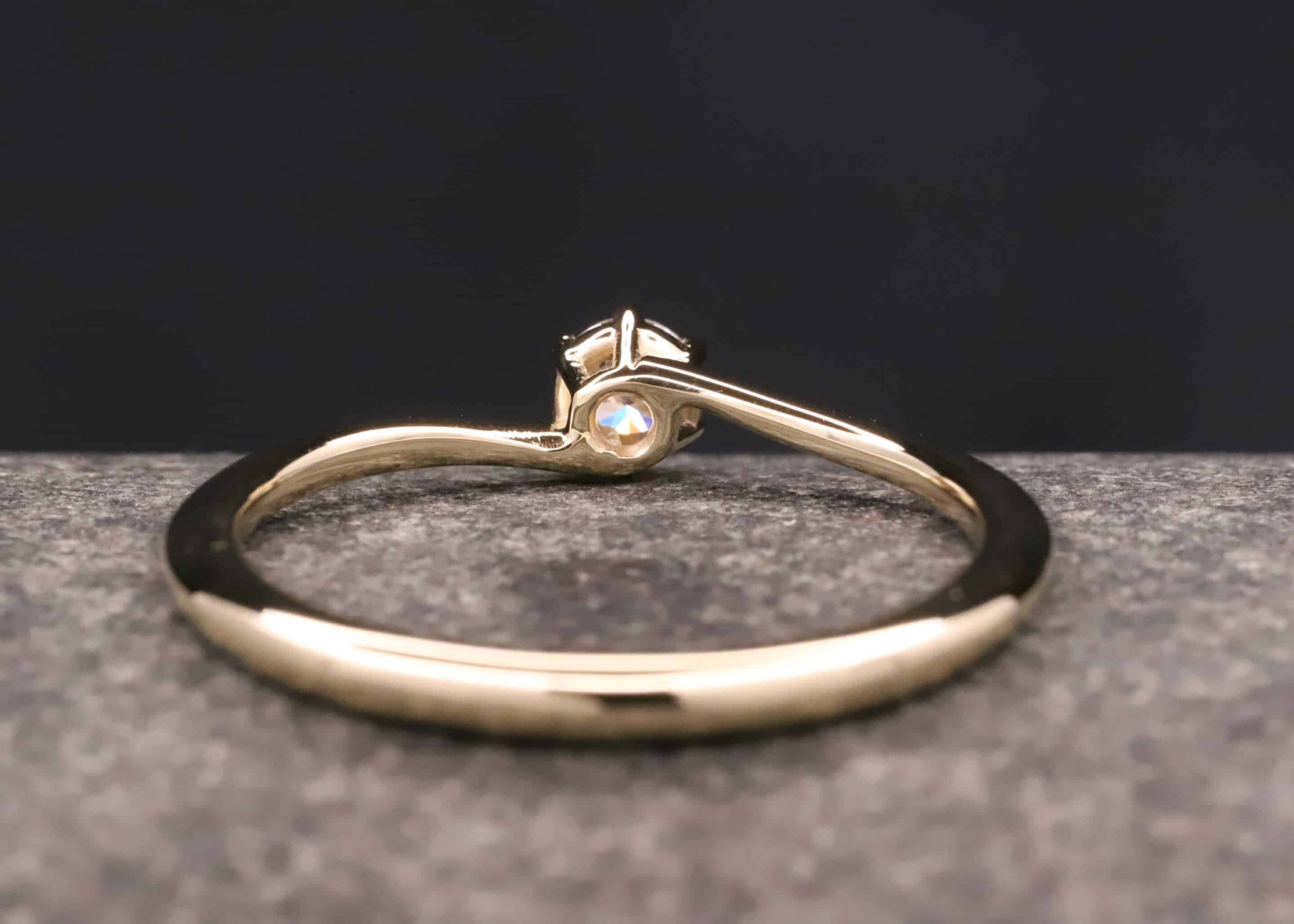 verlobungsring in 585 er gelb gold mit 0,18ct synthetischem diamanten in brillantschliff