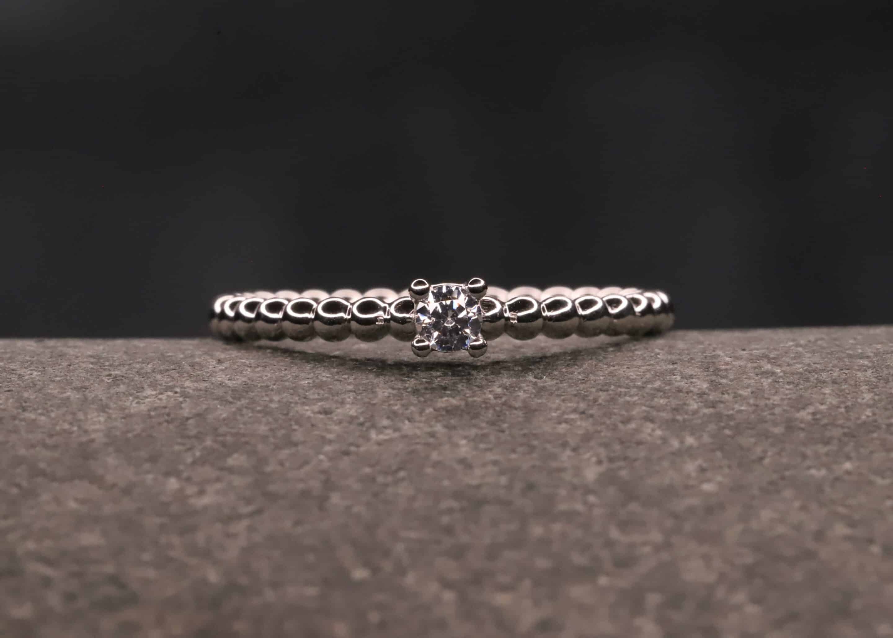 kugel ring mit 0,11ct synthetischem diamanten in brillantschliff verlobungsring angefertigt im schmuckgarten in stolberg bei aachen