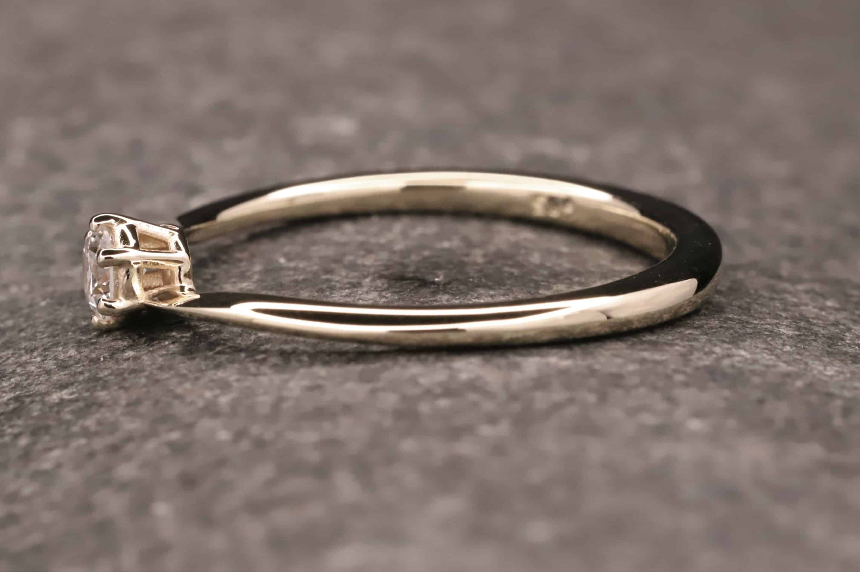 verlobungsring in 585 er gelb gold mit 0,18ct synthetischem diamanten in brillantschliff
