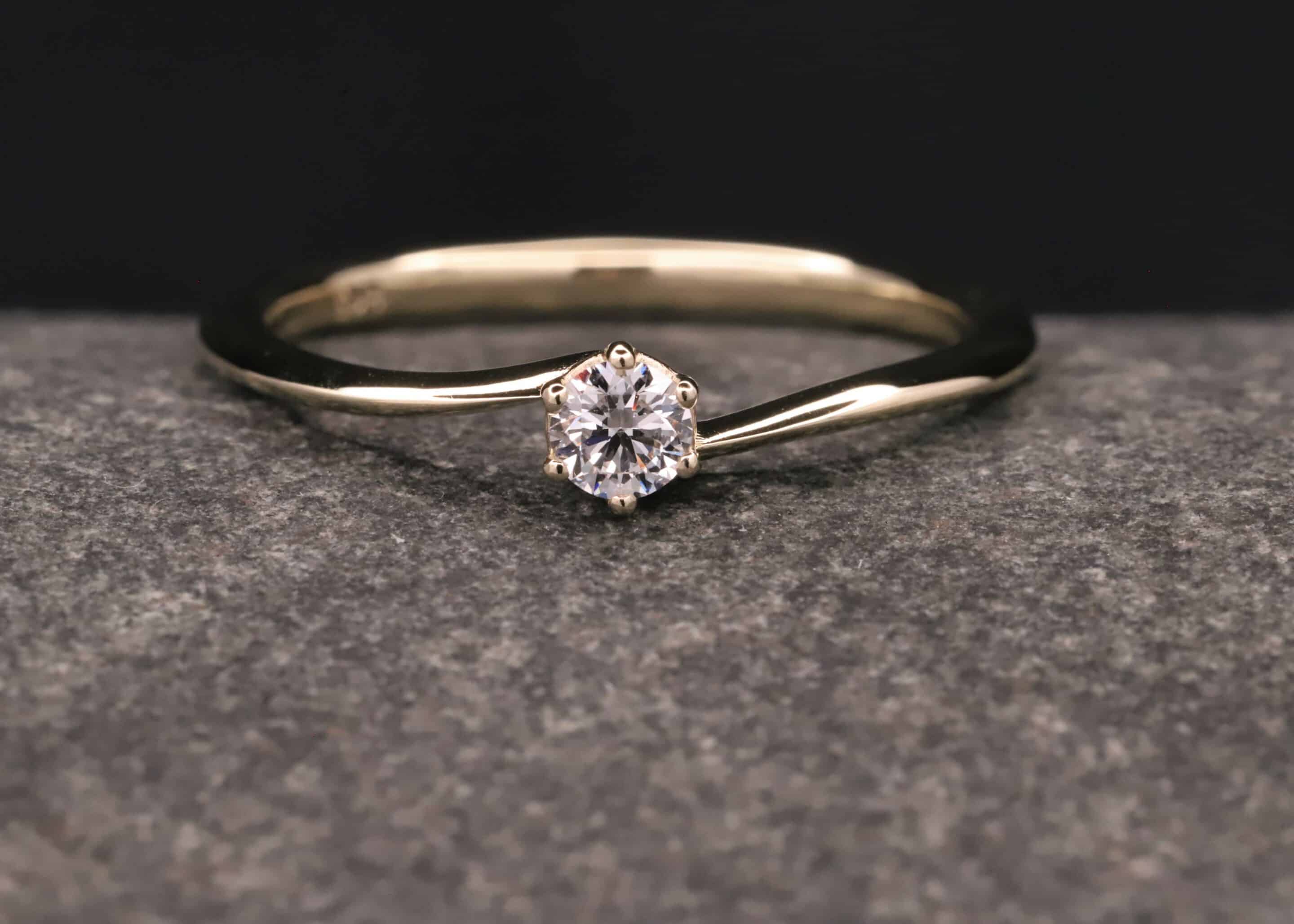 verlobungsring in 585 er gelb gold mit 0,18ct synthetischem diamanten in brillantschliff