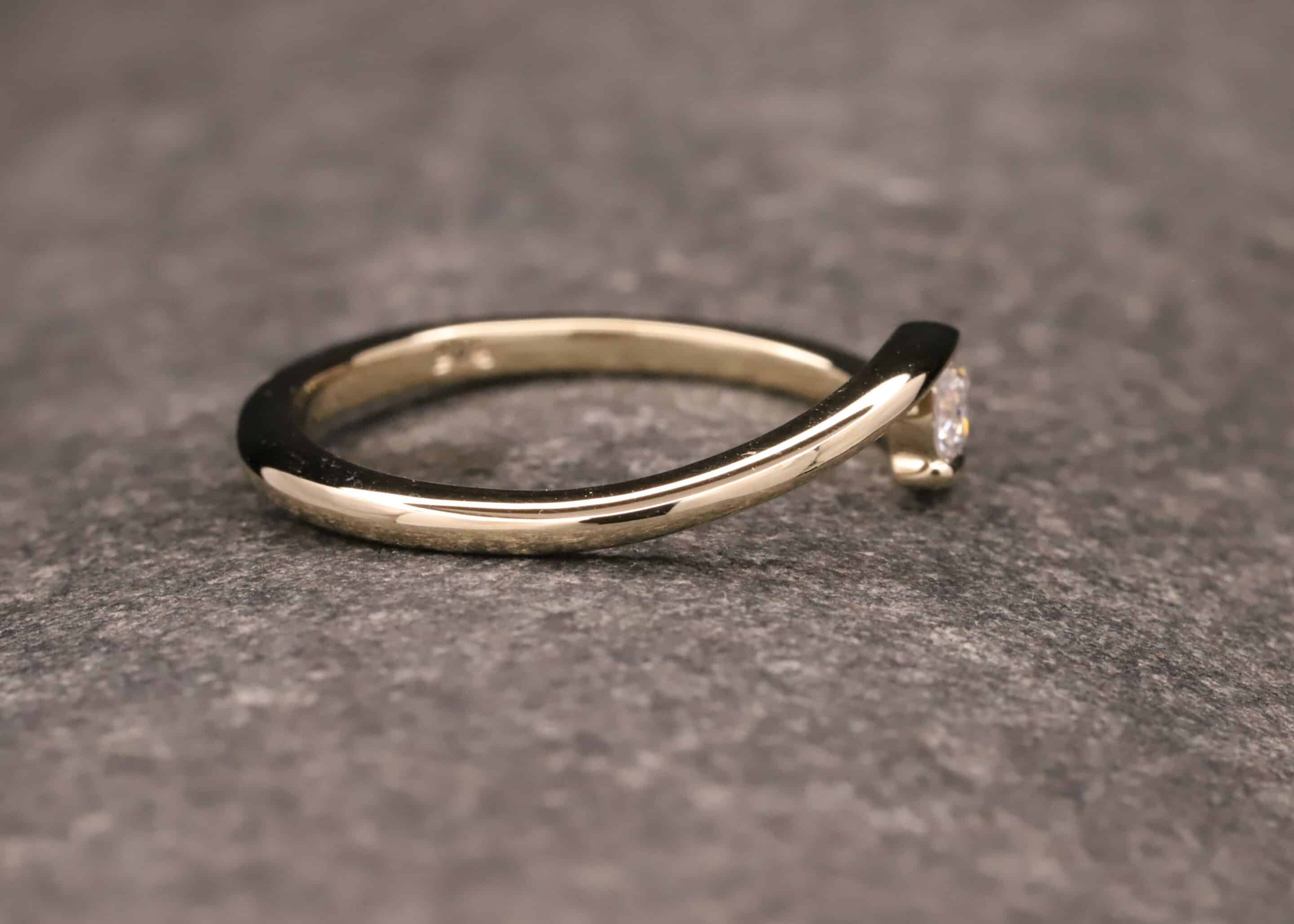 verlobung ring in 585 gelb gold mit 0,17ct synthetischem diamanten in brillantschliff