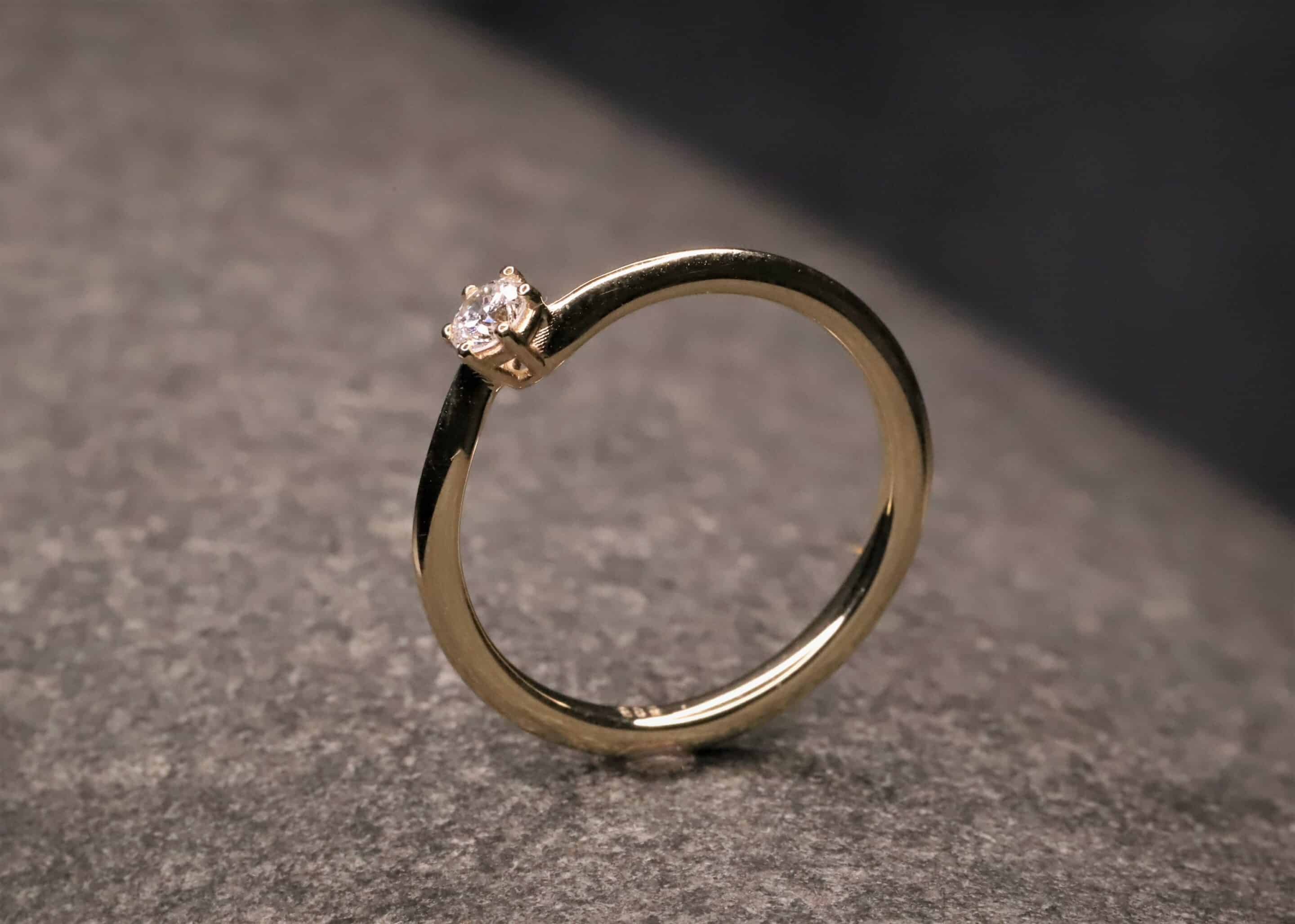 verlobungsring in 585 er gelb gold mit 0,18ct synthetischem diamanten in brillantschliff