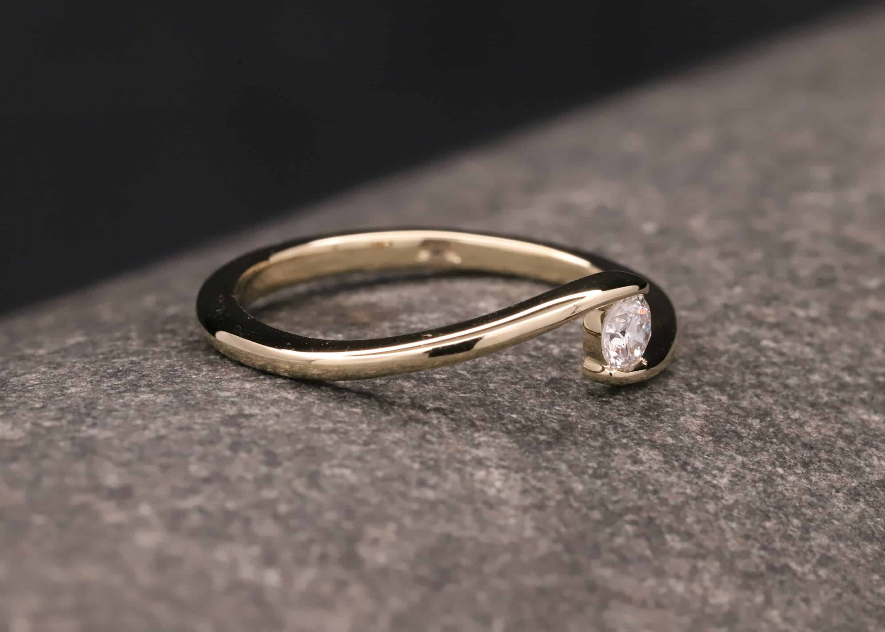 verlobung ring in 585 gelb gold mit 0,17ct synthetischem diamanten in brillantschliff