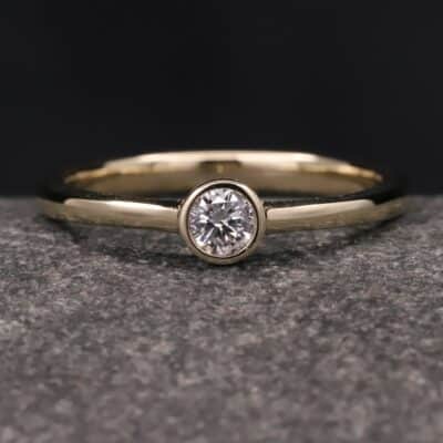gelbgold ring verlobung mit 0,18ct synthetischem diamanten in brillantschliff angefertigt im schmuckgarten