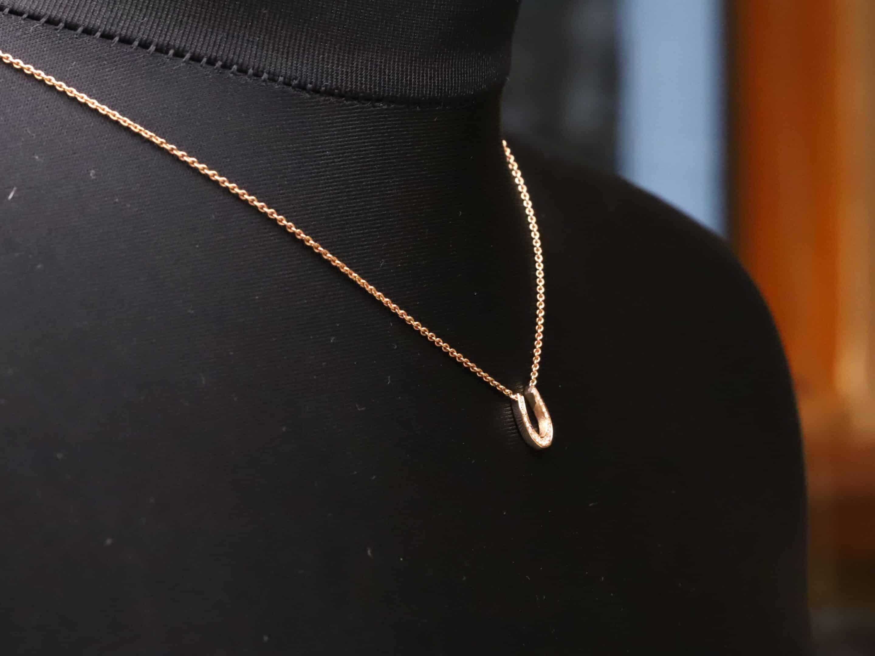 Hufeisen Collier in 585er Rosegold mit Brillanten – Bild 2