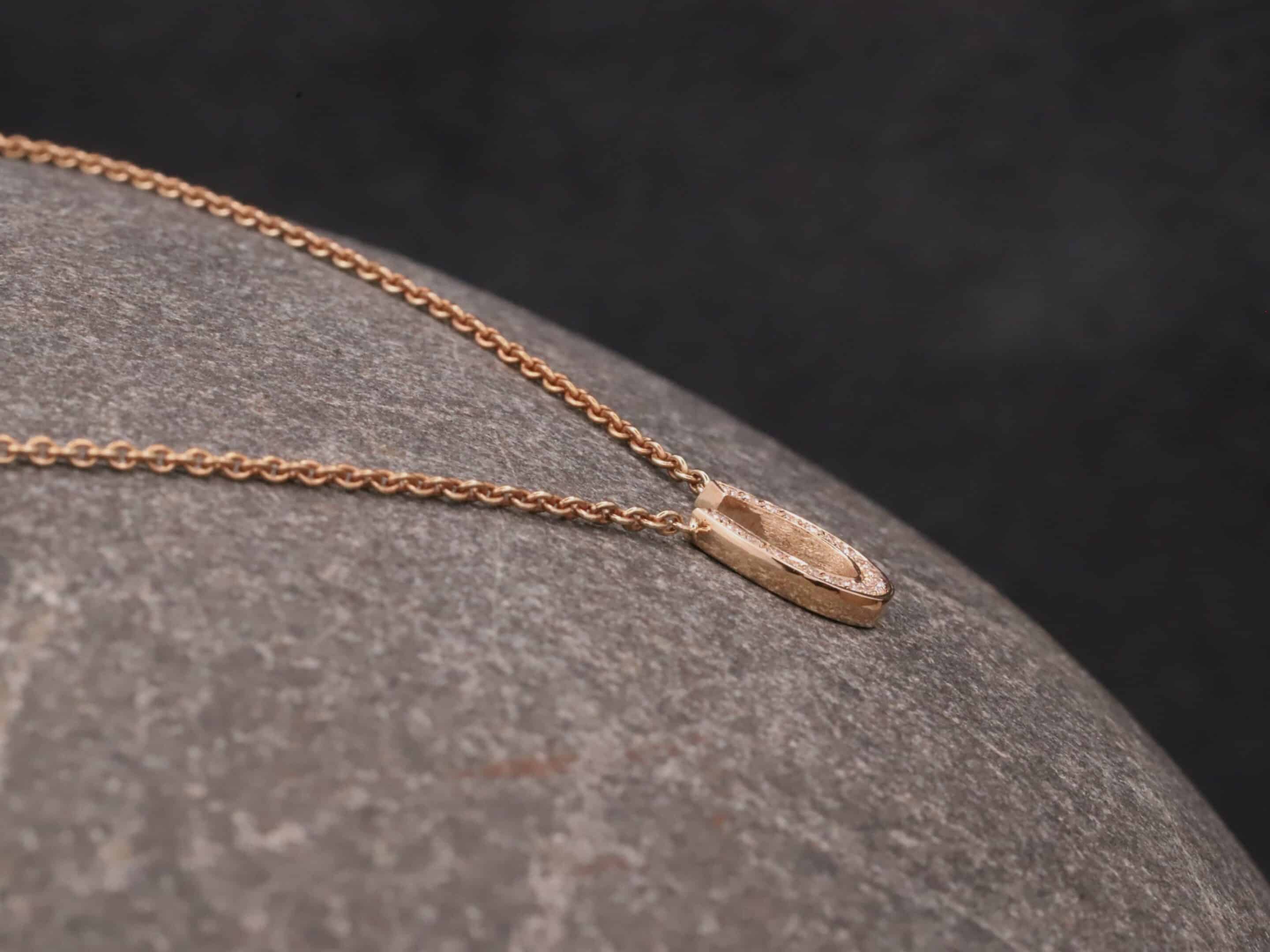 Hufeisen Collier in 585er Rosegold mit Brillanten – Bild 3