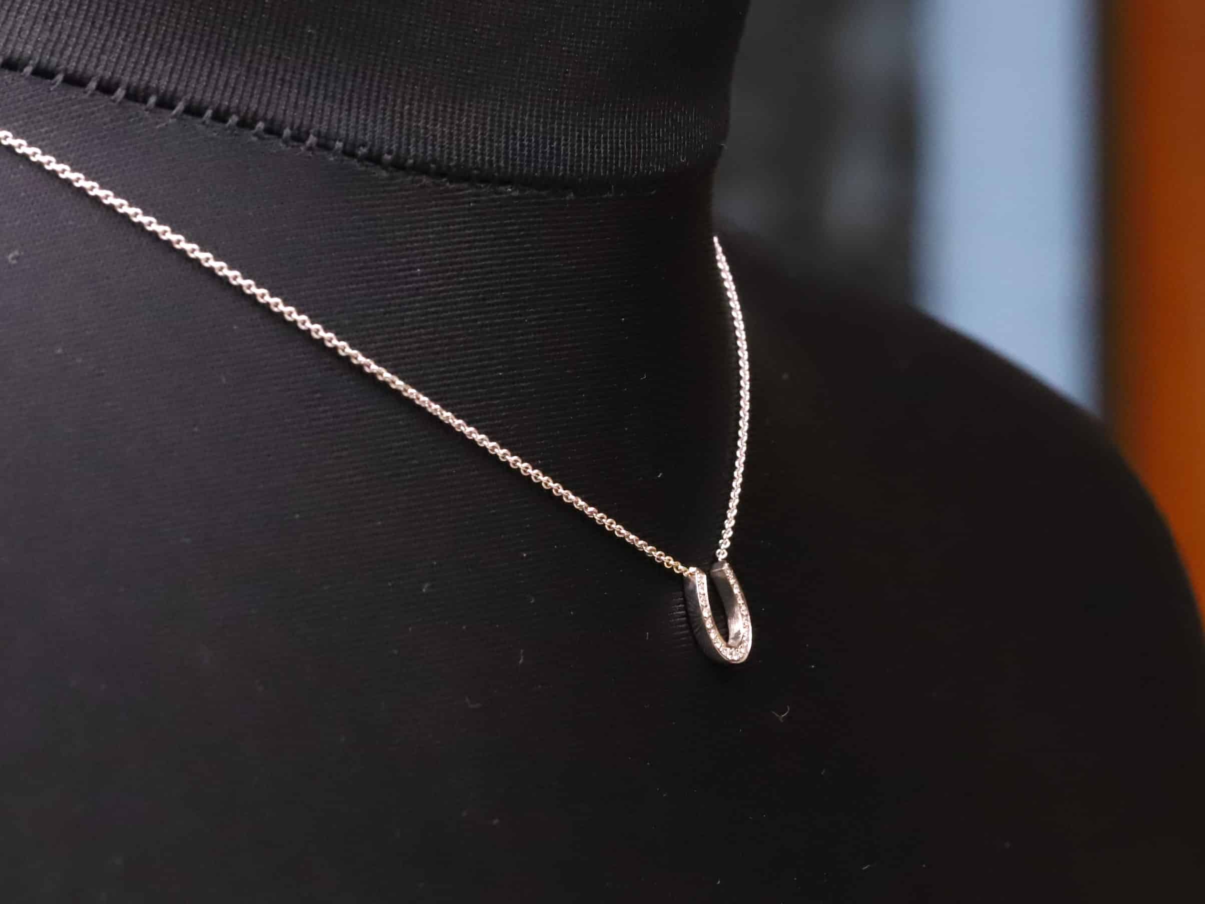 Hufeisen Collier in 585er Graugold mit Brillanten – Bild 4