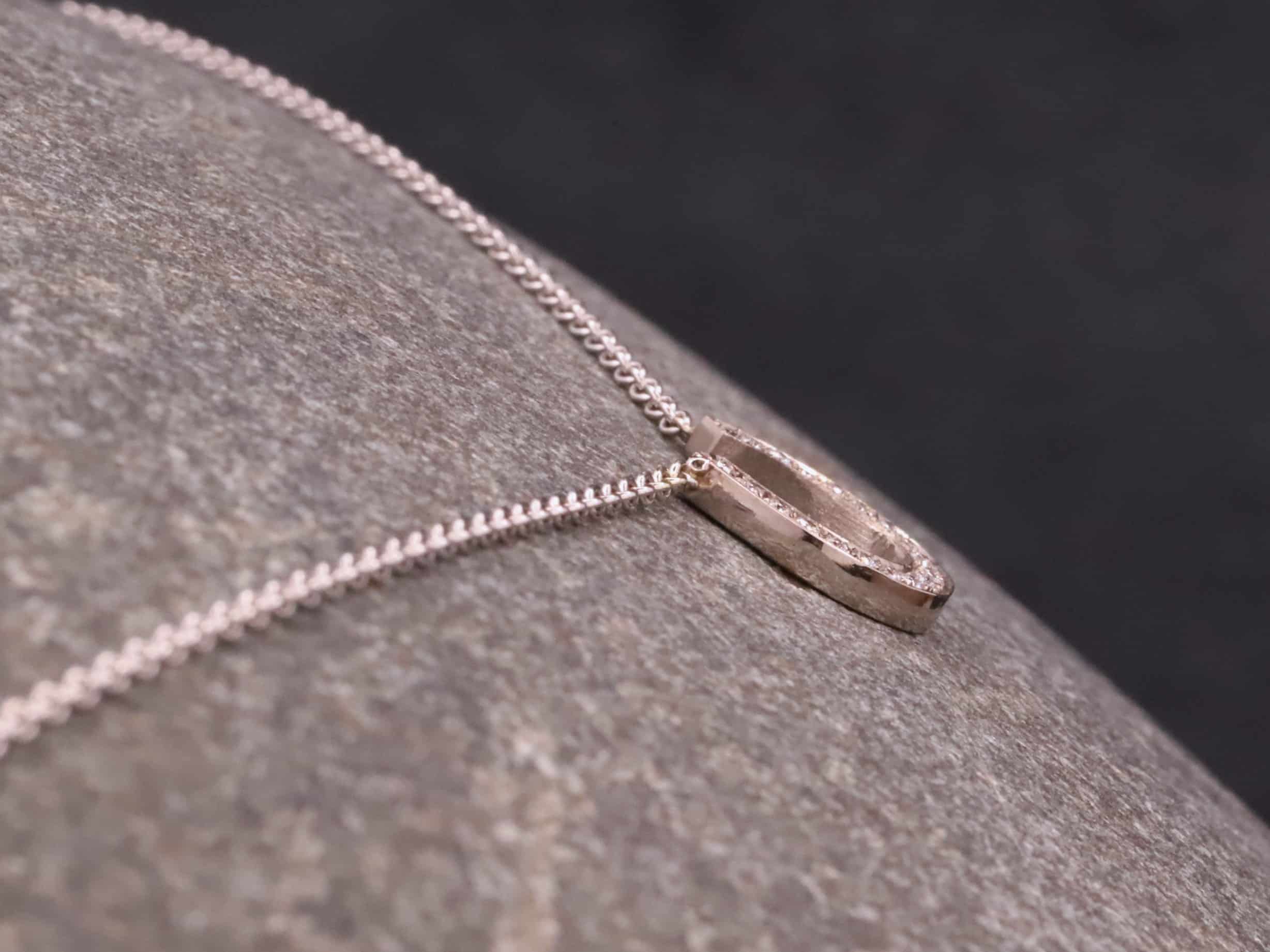 Hufeisen Collier in 585er Graugold mit Brillanten – Bild 2