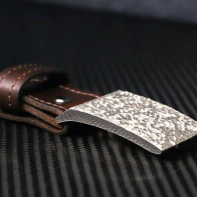 Gürtelschnalle in Silber mit rockiger Oberfläche