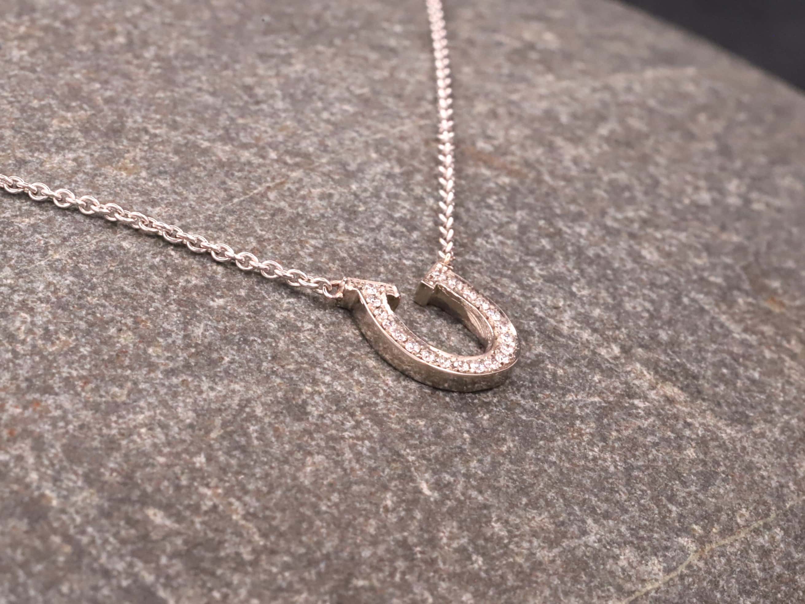 Hufeisen Collier in 585er Graugold mit Brillanten – Bild 2