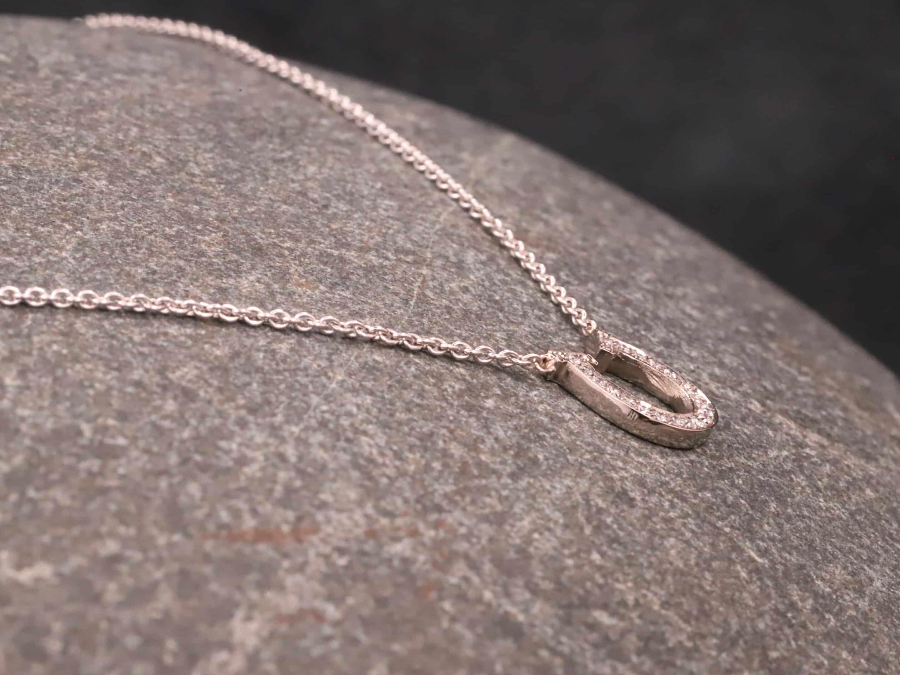 Hufeisen Collier in 585er Graugold mit Brillanten – Bild 3