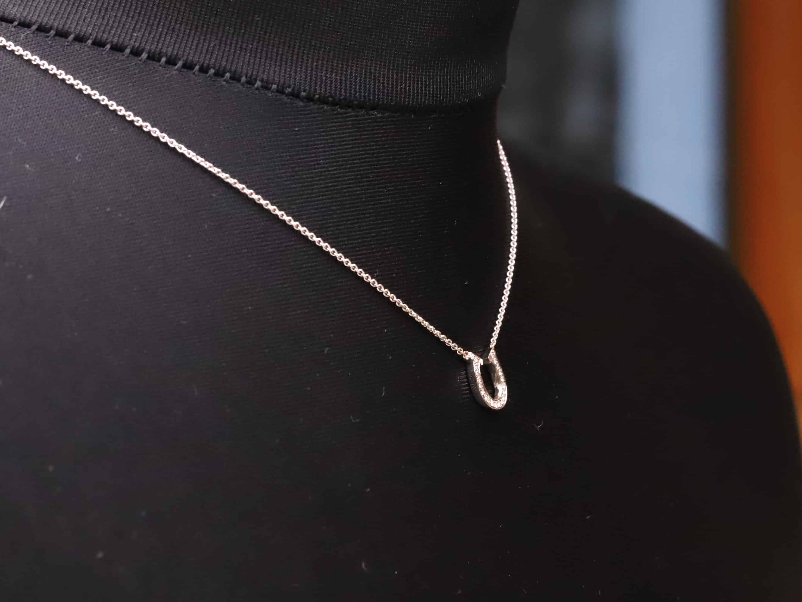 Hufeisen Collier in 585er Graugold mit Brillanten – Bild 4