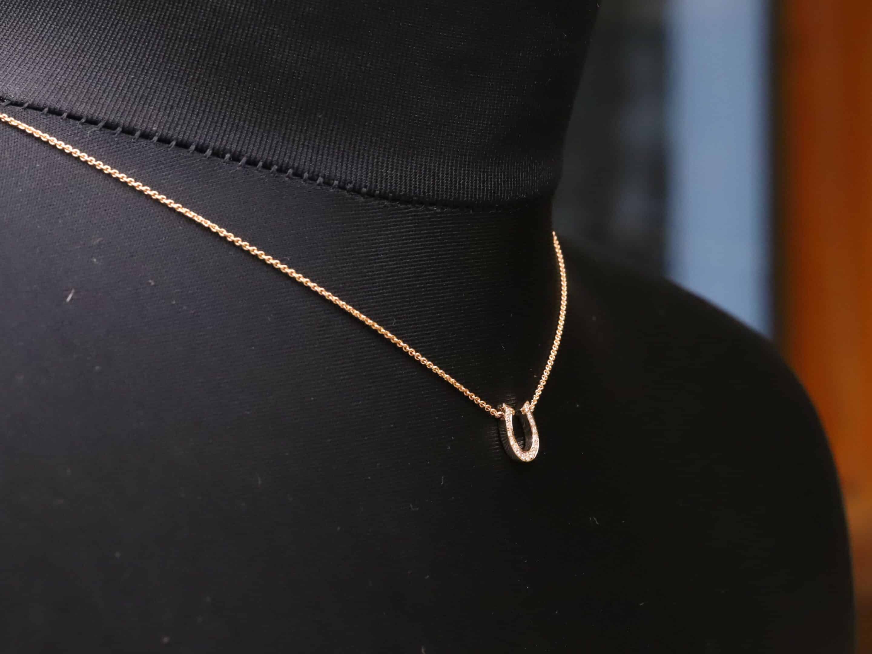 Hufeisen Collier in 585er Rosegold mit Brillanten – Bild 4