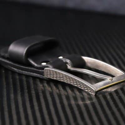 Klassische Gürtelschnalle in Silber und schwarzem Leder