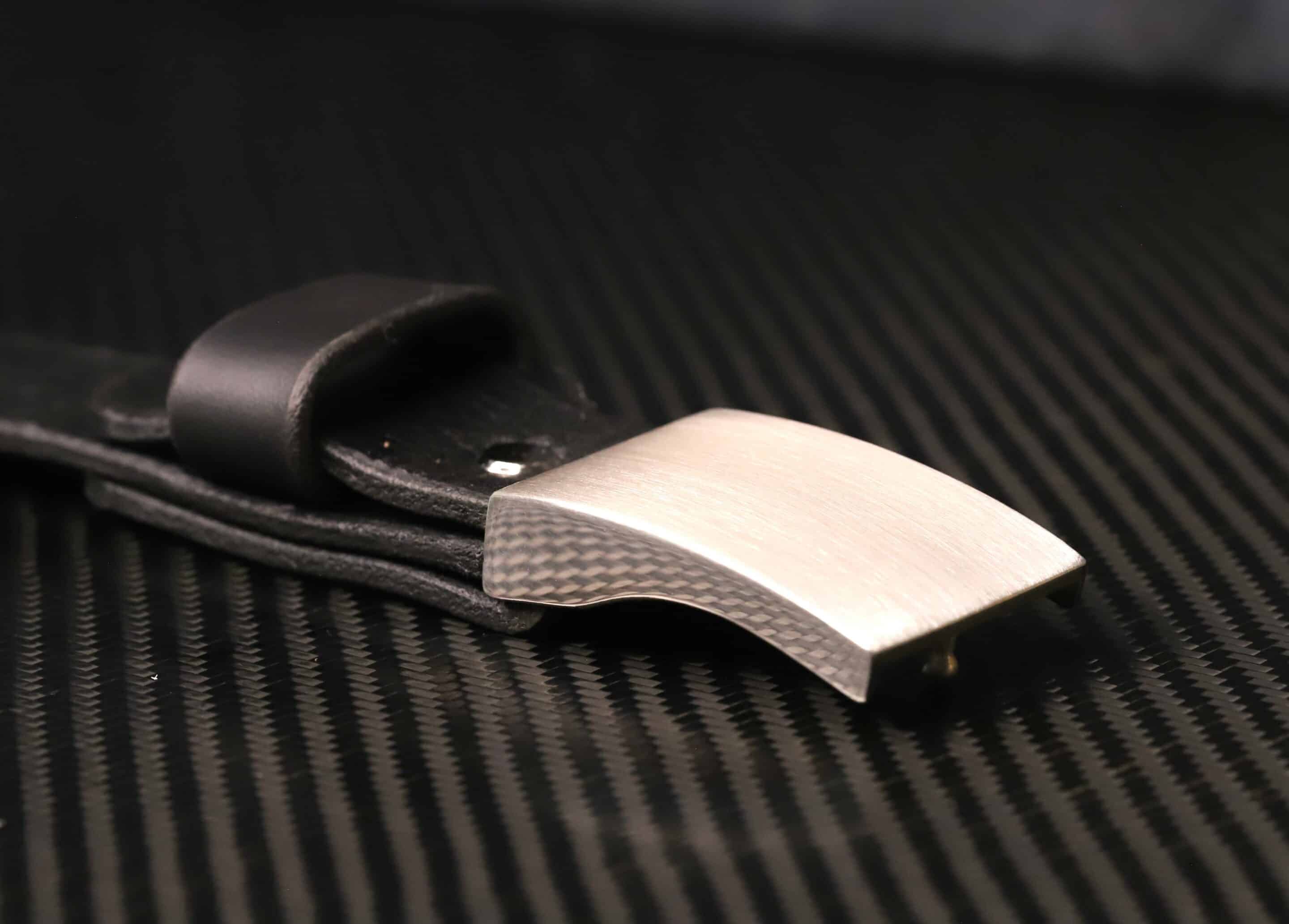 Klassische Gürtelschnalle in Silber mit schwarzem Leder