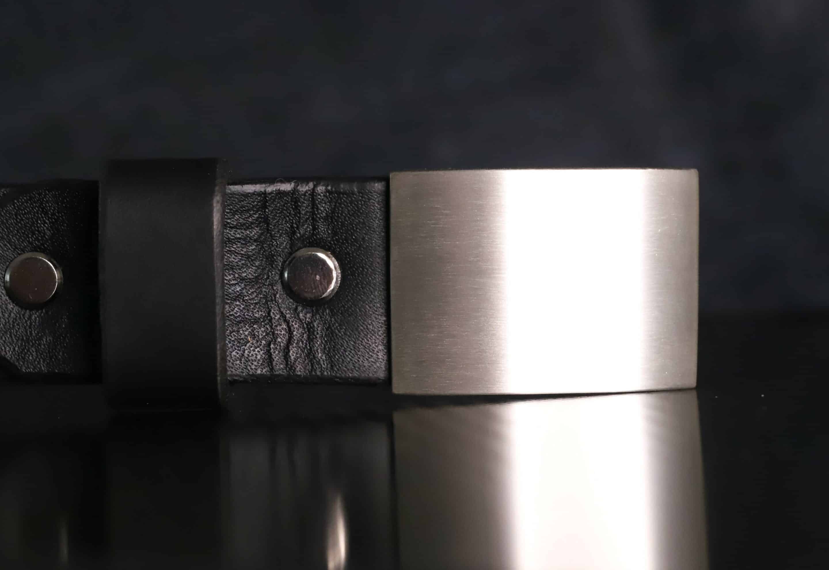Klassische Gürtelschnalle in Silber mit schwarzem Leder – Bild 2